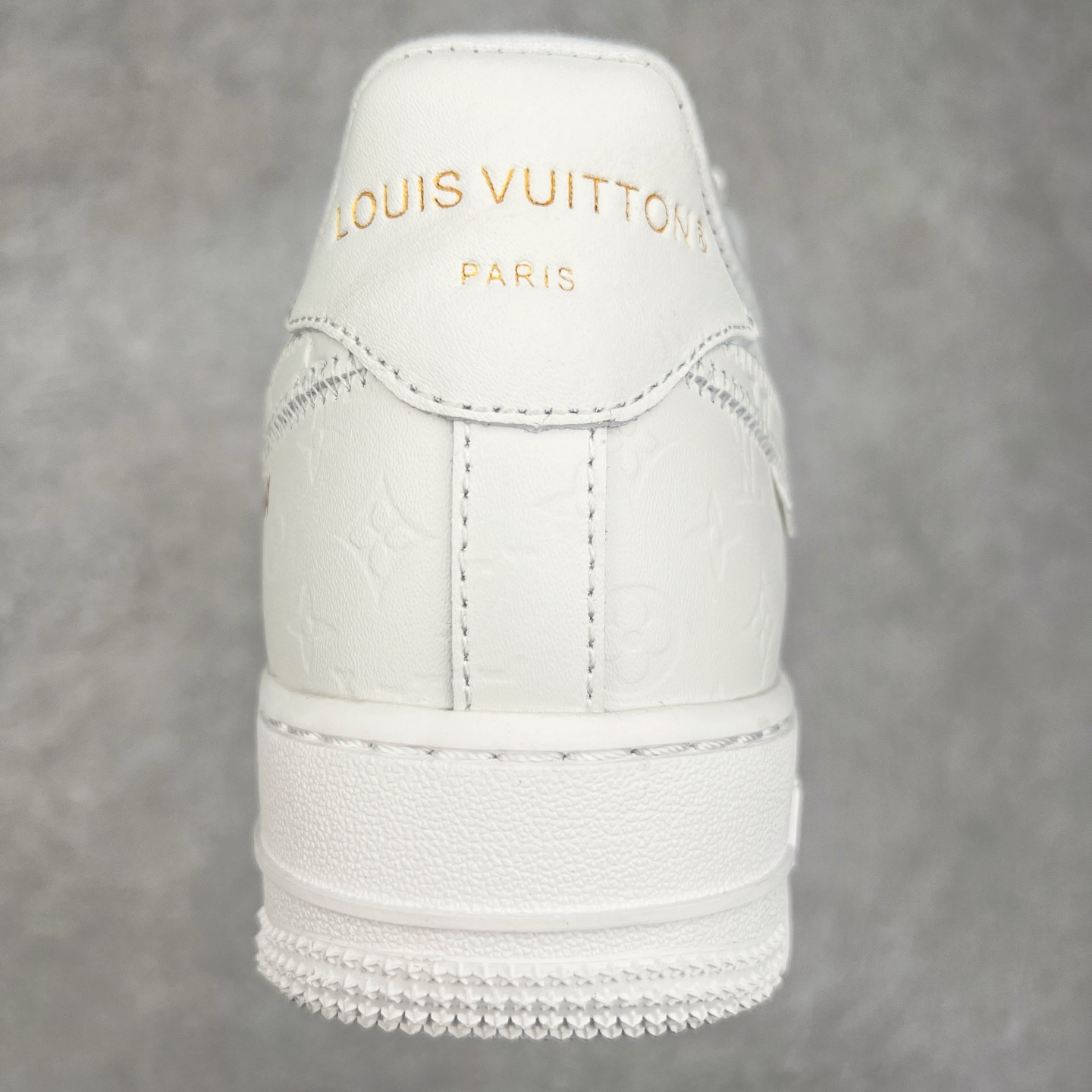 图片[8]-＃福利特价 Louis Vuitton x NK Air Force 1 联名款 空军一号低帮休闲运动板鞋 毫无疑问 今年的鞋王非 LV x Air Force1 莫属 LV 的强强联名 再加上是 Virgil Abloh 联名鞋款的绝唱系列 让鞋头们又多了一个不得不买的理由 苏富比在官方 ins 账号上发布了 LV x Nike Air Force 1 第一波发售信息，会以线上拍卖的形式在苏富比网站上进行发售 限量200双 尺码从 US5到 US18 每双鞋的起拍价为2,000美元 预估价在5,000-15,000美元 拍卖所得收益将全数捐赠给 Virgil Abloh 创立的「Post-Modern」奖学金基金 拍卖时间从1月26日进行到2月8日 发售的第一双是最具代表性的小牛皮 LV 老花款式 它集合了 LV 与 Virgil 最经典的设计 鞋身拼接了 LV 两大经典 monogram 印花和 damier 棋盘格元素 侧面、鞋带上的“AIR”“LACET”字样是 Virgil 的招牌设计 白色中底搭配 LV 经典棕色 尽显奢华魅力 此次拍卖还会附带特别版皮质鞋盒 通体一身的橘色鞋盒印满了 LV monogram 老花 顶部搭配了白色锁扣以及 Swoosh 吊饰 日常还可以当作旅行箱使用 尺码：36 36.5 37.5 38 38.5 39 40 40.5 41 42 42.5 43 44 44.5 45-选品中心