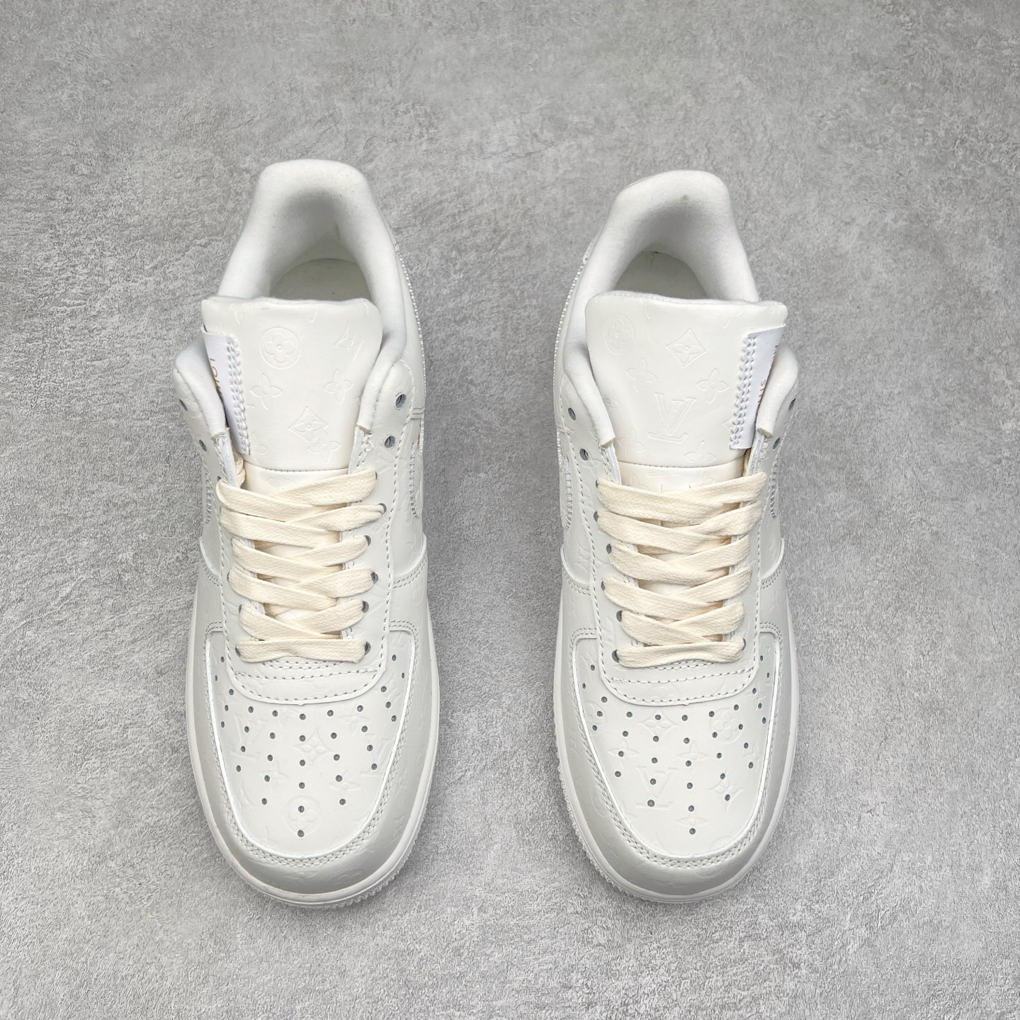 图片[2]-＃福利特价 Louis Vuitton x NK Air Force 1 联名款 空军一号低帮休闲运动板鞋 毫无疑问 今年的鞋王非 LV x Air Force1 莫属 LV 的强强联名 再加上是 Virgil Abloh 联名鞋款的绝唱系列 让鞋头们又多了一个不得不买的理由 苏富比在官方 ins 账号上发布了 LV x Nike Air Force 1 第一波发售信息，会以线上拍卖的形式在苏富比网站上进行发售 限量200双 尺码从 US5到 US18 每双鞋的起拍价为2,000美元 预估价在5,000-15,000美元 拍卖所得收益将全数捐赠给 Virgil Abloh 创立的「Post-Modern」奖学金基金 拍卖时间从1月26日进行到2月8日 发售的第一双是最具代表性的小牛皮 LV 老花款式 它集合了 LV 与 Virgil 最经典的设计 鞋身拼接了 LV 两大经典 monogram 印花和 damier 棋盘格元素 侧面、鞋带上的“AIR”“LACET”字样是 Virgil 的招牌设计 白色中底搭配 LV 经典棕色 尽显奢华魅力 此次拍卖还会附带特别版皮质鞋盒 通体一身的橘色鞋盒印满了 LV monogram 老花 顶部搭配了白色锁扣以及 Swoosh 吊饰 日常还可以当作旅行箱使用 尺码：36 36.5 37.5 38 38.5 39 40 40.5 41 42 42.5 43 44 44.5 45-选品中心