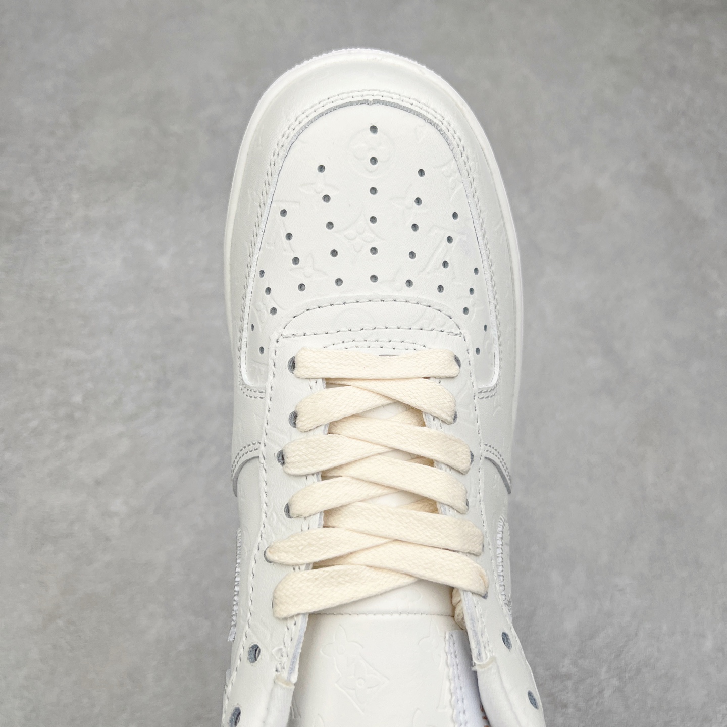 图片[4]-＃福利特价 Louis Vuitton x NK Air Force 1 联名款 空军一号低帮休闲运动板鞋 毫无疑问 今年的鞋王非 LV x Air Force1 莫属 LV 的强强联名 再加上是 Virgil Abloh 联名鞋款的绝唱系列 让鞋头们又多了一个不得不买的理由 苏富比在官方 ins 账号上发布了 LV x Nike Air Force 1 第一波发售信息，会以线上拍卖的形式在苏富比网站上进行发售 限量200双 尺码从 US5到 US18 每双鞋的起拍价为2,000美元 预估价在5,000-15,000美元 拍卖所得收益将全数捐赠给 Virgil Abloh 创立的「Post-Modern」奖学金基金 拍卖时间从1月26日进行到2月8日 发售的第一双是最具代表性的小牛皮 LV 老花款式 它集合了 LV 与 Virgil 最经典的设计 鞋身拼接了 LV 两大经典 monogram 印花和 damier 棋盘格元素 侧面、鞋带上的“AIR”“LACET”字样是 Virgil 的招牌设计 白色中底搭配 LV 经典棕色 尽显奢华魅力 此次拍卖还会附带特别版皮质鞋盒 通体一身的橘色鞋盒印满了 LV monogram 老花 顶部搭配了白色锁扣以及 Swoosh 吊饰 日常还可以当作旅行箱使用 尺码：36 36.5 37.5 38 38.5 39 40 40.5 41 42 42.5 43 44 44.5 45-选品中心