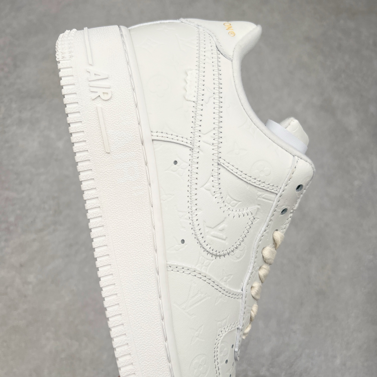 图片[6]-＃福利特价 Louis Vuitton x NK Air Force 1 联名款 空军一号低帮休闲运动板鞋 毫无疑问 今年的鞋王非 LV x Air Force1 莫属 LV 的强强联名 再加上是 Virgil Abloh 联名鞋款的绝唱系列 让鞋头们又多了一个不得不买的理由 苏富比在官方 ins 账号上发布了 LV x Nike Air Force 1 第一波发售信息，会以线上拍卖的形式在苏富比网站上进行发售 限量200双 尺码从 US5到 US18 每双鞋的起拍价为2,000美元 预估价在5,000-15,000美元 拍卖所得收益将全数捐赠给 Virgil Abloh 创立的「Post-Modern」奖学金基金 拍卖时间从1月26日进行到2月8日 发售的第一双是最具代表性的小牛皮 LV 老花款式 它集合了 LV 与 Virgil 最经典的设计 鞋身拼接了 LV 两大经典 monogram 印花和 damier 棋盘格元素 侧面、鞋带上的“AIR”“LACET”字样是 Virgil 的招牌设计 白色中底搭配 LV 经典棕色 尽显奢华魅力 此次拍卖还会附带特别版皮质鞋盒 通体一身的橘色鞋盒印满了 LV monogram 老花 顶部搭配了白色锁扣以及 Swoosh 吊饰 日常还可以当作旅行箱使用 尺码：36 36.5 37.5 38 38.5 39 40 40.5 41 42 42.5 43 44 44.5 45-选品中心