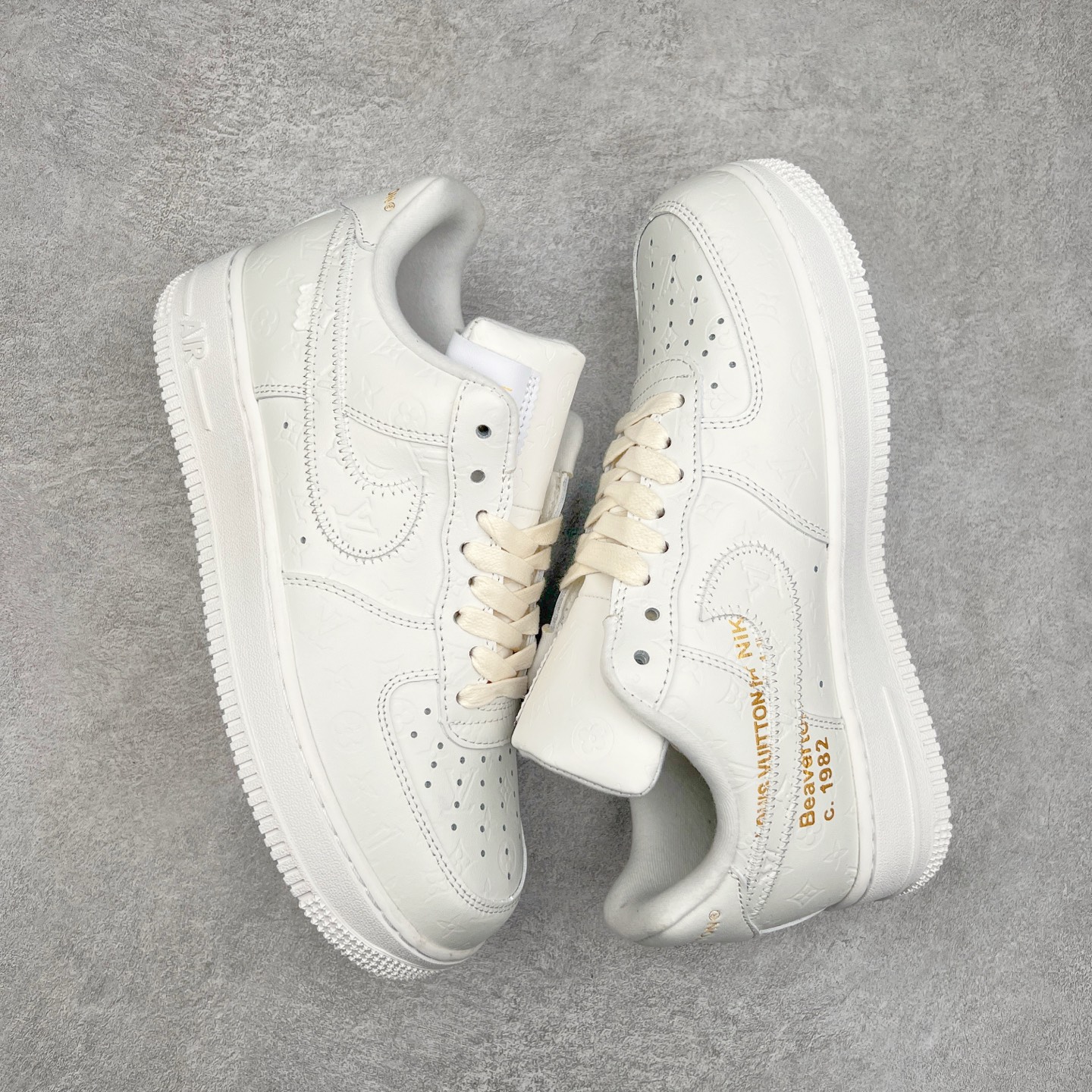 图片[3]-＃福利特价 Louis Vuitton x NK Air Force 1 联名款 空军一号低帮休闲运动板鞋 毫无疑问 今年的鞋王非 LV x Air Force1 莫属 LV 的强强联名 再加上是 Virgil Abloh 联名鞋款的绝唱系列 让鞋头们又多了一个不得不买的理由 苏富比在官方 ins 账号上发布了 LV x Nike Air Force 1 第一波发售信息，会以线上拍卖的形式在苏富比网站上进行发售 限量200双 尺码从 US5到 US18 每双鞋的起拍价为2,000美元 预估价在5,000-15,000美元 拍卖所得收益将全数捐赠给 Virgil Abloh 创立的「Post-Modern」奖学金基金 拍卖时间从1月26日进行到2月8日 发售的第一双是最具代表性的小牛皮 LV 老花款式 它集合了 LV 与 Virgil 最经典的设计 鞋身拼接了 LV 两大经典 monogram 印花和 damier 棋盘格元素 侧面、鞋带上的“AIR”“LACET”字样是 Virgil 的招牌设计 白色中底搭配 LV 经典棕色 尽显奢华魅力 此次拍卖还会附带特别版皮质鞋盒 通体一身的橘色鞋盒印满了 LV monogram 老花 顶部搭配了白色锁扣以及 Swoosh 吊饰 日常还可以当作旅行箱使用 尺码：36 36.5 37.5 38 38.5 39 40 40.5 41 42 42.5 43 44 44.5 45-选品中心