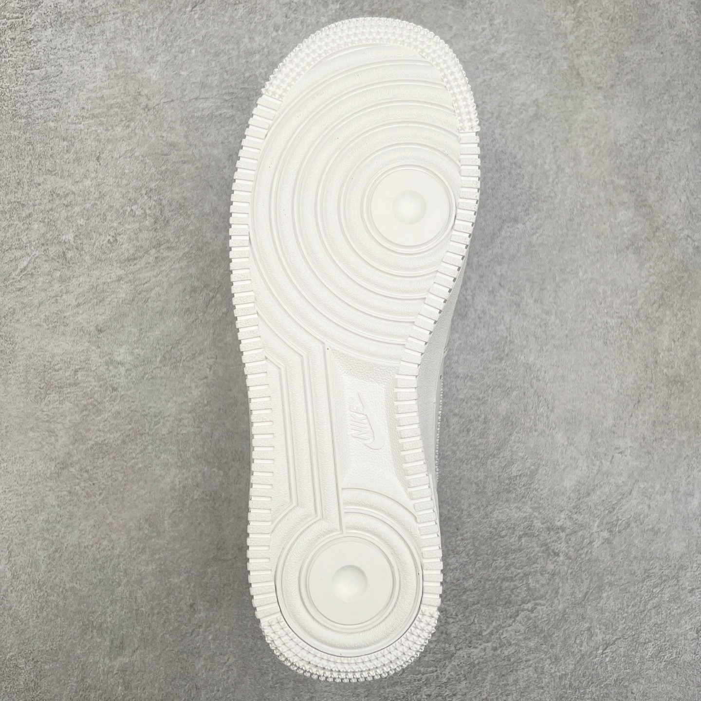 图片[9]-＃福利特价 Louis Vuitton x NK Air Force 1 联名款 空军一号低帮休闲运动板鞋 毫无疑问 今年的鞋王非 LV x Air Force1 莫属 LV 的强强联名 再加上是 Virgil Abloh 联名鞋款的绝唱系列 让鞋头们又多了一个不得不买的理由 苏富比在官方 ins 账号上发布了 LV x Nike Air Force 1 第一波发售信息，会以线上拍卖的形式在苏富比网站上进行发售 限量200双 尺码从 US5到 US18 每双鞋的起拍价为2,000美元 预估价在5,000-15,000美元 拍卖所得收益将全数捐赠给 Virgil Abloh 创立的「Post-Modern」奖学金基金 拍卖时间从1月26日进行到2月8日 发售的第一双是最具代表性的小牛皮 LV 老花款式 它集合了 LV 与 Virgil 最经典的设计 鞋身拼接了 LV 两大经典 monogram 印花和 damier 棋盘格元素 侧面、鞋带上的“AIR”“LACET”字样是 Virgil 的招牌设计 白色中底搭配 LV 经典棕色 尽显奢华魅力 此次拍卖还会附带特别版皮质鞋盒 通体一身的橘色鞋盒印满了 LV monogram 老花 顶部搭配了白色锁扣以及 Swoosh 吊饰 日常还可以当作旅行箱使用 尺码：36 36.5 37.5 38 38.5 39 40 40.5 41 42 42.5 43 44 44.5 45-选品中心