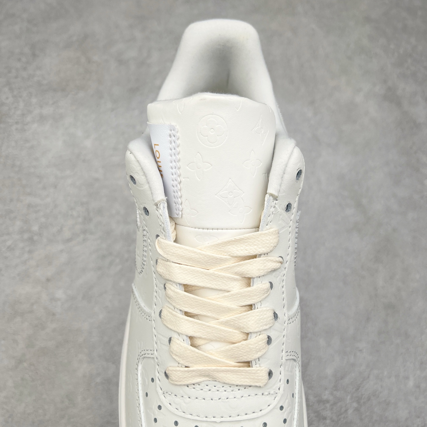 图片[5]-＃福利特价 Louis Vuitton x NK Air Force 1 联名款 空军一号低帮休闲运动板鞋 毫无疑问 今年的鞋王非 LV x Air Force1 莫属 LV 的强强联名 再加上是 Virgil Abloh 联名鞋款的绝唱系列 让鞋头们又多了一个不得不买的理由 苏富比在官方 ins 账号上发布了 LV x Nike Air Force 1 第一波发售信息，会以线上拍卖的形式在苏富比网站上进行发售 限量200双 尺码从 US5到 US18 每双鞋的起拍价为2,000美元 预估价在5,000-15,000美元 拍卖所得收益将全数捐赠给 Virgil Abloh 创立的「Post-Modern」奖学金基金 拍卖时间从1月26日进行到2月8日 发售的第一双是最具代表性的小牛皮 LV 老花款式 它集合了 LV 与 Virgil 最经典的设计 鞋身拼接了 LV 两大经典 monogram 印花和 damier 棋盘格元素 侧面、鞋带上的“AIR”“LACET”字样是 Virgil 的招牌设计 白色中底搭配 LV 经典棕色 尽显奢华魅力 此次拍卖还会附带特别版皮质鞋盒 通体一身的橘色鞋盒印满了 LV monogram 老花 顶部搭配了白色锁扣以及 Swoosh 吊饰 日常还可以当作旅行箱使用 尺码：36 36.5 37.5 38 38.5 39 40 40.5 41 42 42.5 43 44 44.5 45-选品中心