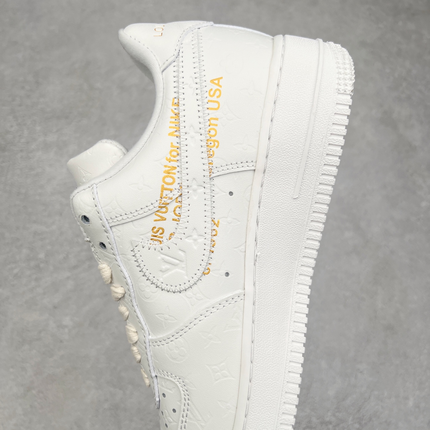 图片[7]-＃福利特价 Louis Vuitton x NK Air Force 1 联名款 空军一号低帮休闲运动板鞋 毫无疑问 今年的鞋王非 LV x Air Force1 莫属 LV 的强强联名 再加上是 Virgil Abloh 联名鞋款的绝唱系列 让鞋头们又多了一个不得不买的理由 苏富比在官方 ins 账号上发布了 LV x Nike Air Force 1 第一波发售信息，会以线上拍卖的形式在苏富比网站上进行发售 限量200双 尺码从 US5到 US18 每双鞋的起拍价为2,000美元 预估价在5,000-15,000美元 拍卖所得收益将全数捐赠给 Virgil Abloh 创立的「Post-Modern」奖学金基金 拍卖时间从1月26日进行到2月8日 发售的第一双是最具代表性的小牛皮 LV 老花款式 它集合了 LV 与 Virgil 最经典的设计 鞋身拼接了 LV 两大经典 monogram 印花和 damier 棋盘格元素 侧面、鞋带上的“AIR”“LACET”字样是 Virgil 的招牌设计 白色中底搭配 LV 经典棕色 尽显奢华魅力 此次拍卖还会附带特别版皮质鞋盒 通体一身的橘色鞋盒印满了 LV monogram 老花 顶部搭配了白色锁扣以及 Swoosh 吊饰 日常还可以当作旅行箱使用 尺码：36 36.5 37.5 38 38.5 39 40 40.5 41 42 42.5 43 44 44.5 45-选品中心