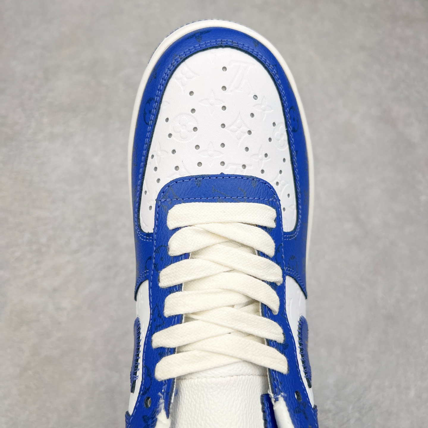 图片[4]-＃福利特价 Louis Vuitton x NK Air Force 1 联名款 空军一号低帮休闲运动板鞋 毫无疑问 今年的鞋王非 LV x Air Force1 莫属 LV 的强强联名 再加上是 Virgil Abloh 联名鞋款的绝唱系列 让鞋头们又多了一个不得不买的理由 苏富比在官方 ins 账号上发布了 LV x Nike Air Force 1 第一波发售信息，会以线上拍卖的形式在苏富比网站上进行发售 限量200双 尺码从 US5到 US18 每双鞋的起拍价为2,000美元 预估价在5,000-15,000美元 拍卖所得收益将全数捐赠给 Virgil Abloh 创立的「Post-Modern」奖学金基金 拍卖时间从1月26日进行到2月8日 发售的第一双是最具代表性的小牛皮 LV 老花款式 它集合了 LV 与 Virgil 最经典的设计 鞋身拼接了 LV 两大经典 monogram 印花和 damier 棋盘格元素 侧面、鞋带上的“AIR”“LACET”字样是 Virgil 的招牌设计 白色中底搭配 LV 经典棕色 尽显奢华魅力 此次拍卖还会附带特别版皮质鞋盒 通体一身的橘色鞋盒印满了 LV monogram 老花 顶部搭配了白色锁扣以及 Swoosh 吊饰 日常还可以当作旅行箱使用 尺码：36 36.5 37.5 38 38.5 39 40 40.5 41 42 42.5 43 44 44.5 45-选品中心