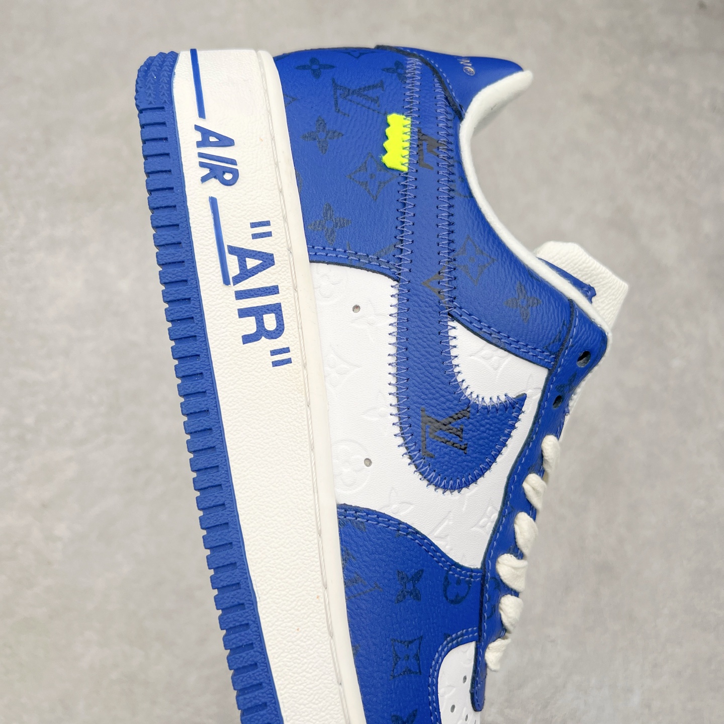 图片[6]-＃福利特价 Louis Vuitton x NK Air Force 1 联名款 空军一号低帮休闲运动板鞋 毫无疑问 今年的鞋王非 LV x Air Force1 莫属 LV 的强强联名 再加上是 Virgil Abloh 联名鞋款的绝唱系列 让鞋头们又多了一个不得不买的理由 苏富比在官方 ins 账号上发布了 LV x Nike Air Force 1 第一波发售信息，会以线上拍卖的形式在苏富比网站上进行发售 限量200双 尺码从 US5到 US18 每双鞋的起拍价为2,000美元 预估价在5,000-15,000美元 拍卖所得收益将全数捐赠给 Virgil Abloh 创立的「Post-Modern」奖学金基金 拍卖时间从1月26日进行到2月8日 发售的第一双是最具代表性的小牛皮 LV 老花款式 它集合了 LV 与 Virgil 最经典的设计 鞋身拼接了 LV 两大经典 monogram 印花和 damier 棋盘格元素 侧面、鞋带上的“AIR”“LACET”字样是 Virgil 的招牌设计 白色中底搭配 LV 经典棕色 尽显奢华魅力 此次拍卖还会附带特别版皮质鞋盒 通体一身的橘色鞋盒印满了 LV monogram 老花 顶部搭配了白色锁扣以及 Swoosh 吊饰 日常还可以当作旅行箱使用 尺码：36 36.5 37.5 38 38.5 39 40 40.5 41 42 42.5 43 44 44.5 45-选品中心