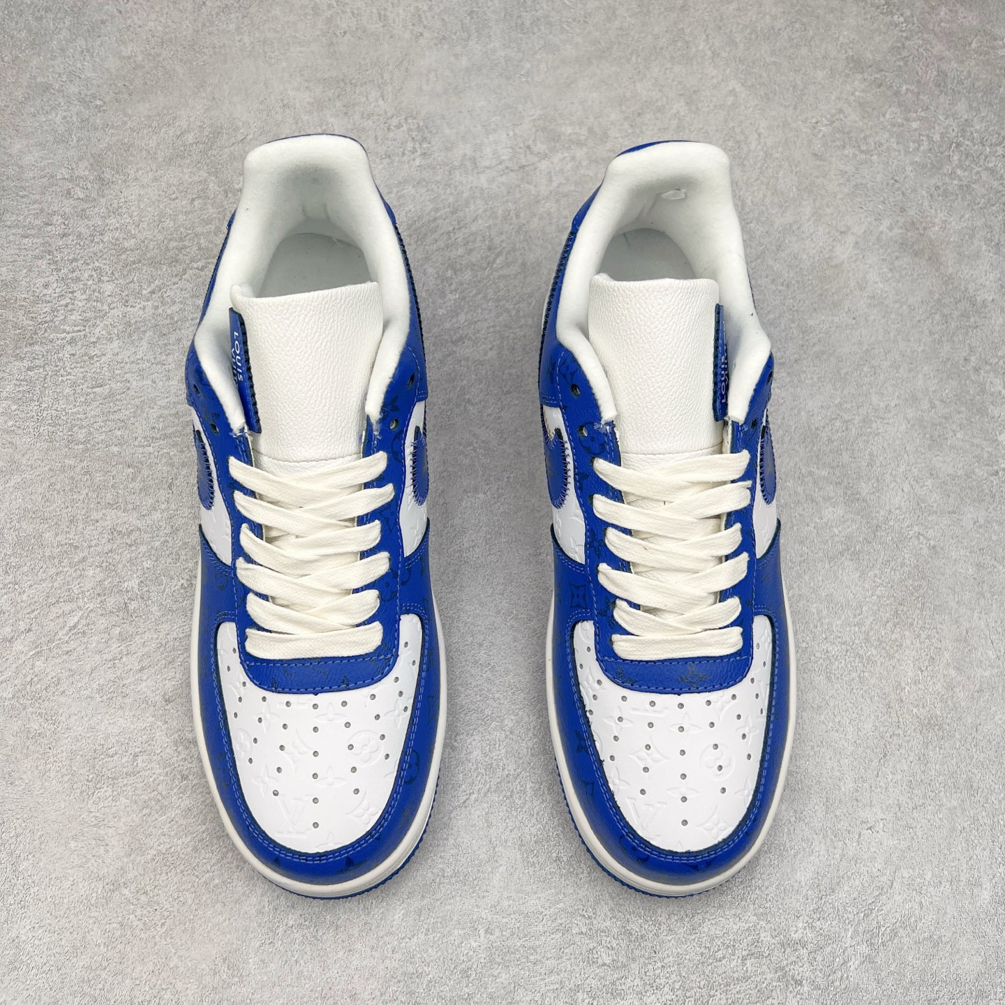 图片[2]-＃福利特价 Louis Vuitton x NK Air Force 1 联名款 空军一号低帮休闲运动板鞋 毫无疑问 今年的鞋王非 LV x Air Force1 莫属 LV 的强强联名 再加上是 Virgil Abloh 联名鞋款的绝唱系列 让鞋头们又多了一个不得不买的理由 苏富比在官方 ins 账号上发布了 LV x Nike Air Force 1 第一波发售信息，会以线上拍卖的形式在苏富比网站上进行发售 限量200双 尺码从 US5到 US18 每双鞋的起拍价为2,000美元 预估价在5,000-15,000美元 拍卖所得收益将全数捐赠给 Virgil Abloh 创立的「Post-Modern」奖学金基金 拍卖时间从1月26日进行到2月8日 发售的第一双是最具代表性的小牛皮 LV 老花款式 它集合了 LV 与 Virgil 最经典的设计 鞋身拼接了 LV 两大经典 monogram 印花和 damier 棋盘格元素 侧面、鞋带上的“AIR”“LACET”字样是 Virgil 的招牌设计 白色中底搭配 LV 经典棕色 尽显奢华魅力 此次拍卖还会附带特别版皮质鞋盒 通体一身的橘色鞋盒印满了 LV monogram 老花 顶部搭配了白色锁扣以及 Swoosh 吊饰 日常还可以当作旅行箱使用 尺码：36 36.5 37.5 38 38.5 39 40 40.5 41 42 42.5 43 44 44.5 45-选品中心