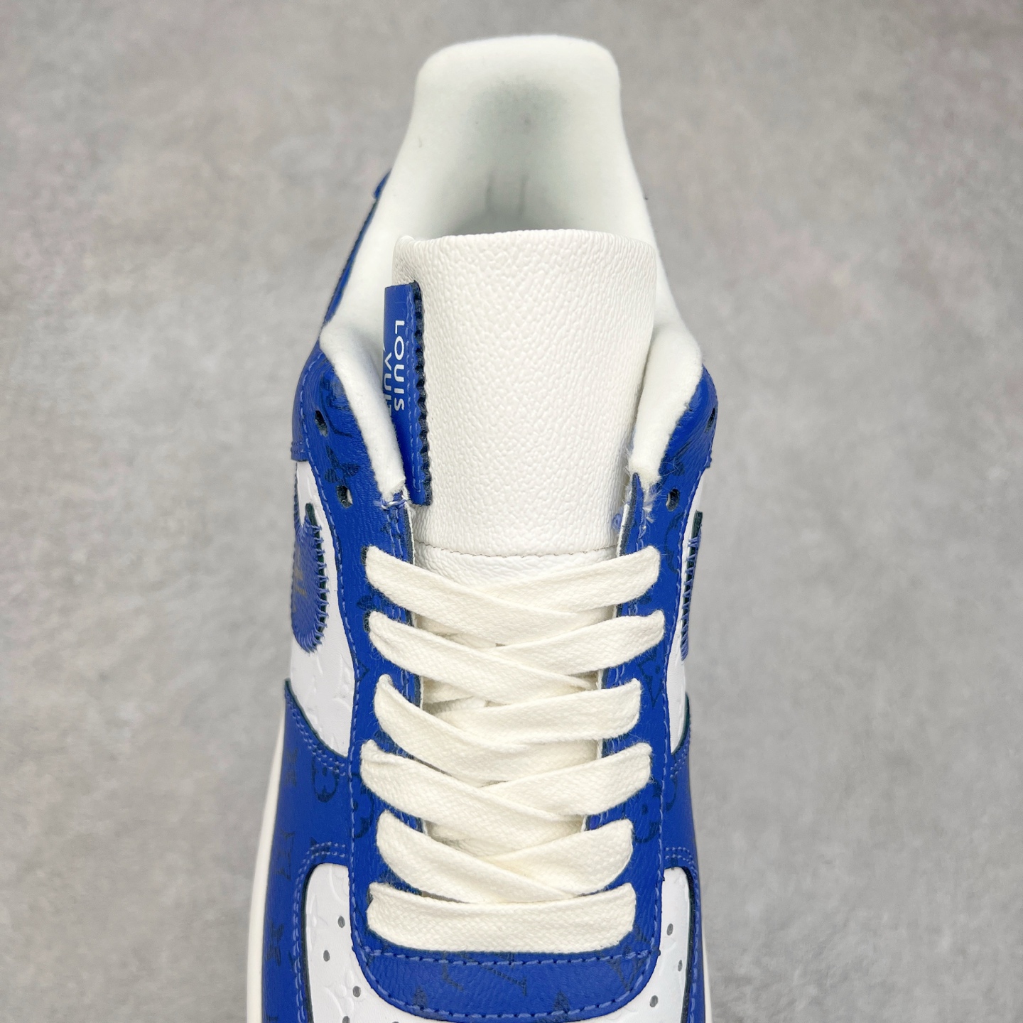 图片[5]-＃福利特价 Louis Vuitton x NK Air Force 1 联名款 空军一号低帮休闲运动板鞋 毫无疑问 今年的鞋王非 LV x Air Force1 莫属 LV 的强强联名 再加上是 Virgil Abloh 联名鞋款的绝唱系列 让鞋头们又多了一个不得不买的理由 苏富比在官方 ins 账号上发布了 LV x Nike Air Force 1 第一波发售信息，会以线上拍卖的形式在苏富比网站上进行发售 限量200双 尺码从 US5到 US18 每双鞋的起拍价为2,000美元 预估价在5,000-15,000美元 拍卖所得收益将全数捐赠给 Virgil Abloh 创立的「Post-Modern」奖学金基金 拍卖时间从1月26日进行到2月8日 发售的第一双是最具代表性的小牛皮 LV 老花款式 它集合了 LV 与 Virgil 最经典的设计 鞋身拼接了 LV 两大经典 monogram 印花和 damier 棋盘格元素 侧面、鞋带上的“AIR”“LACET”字样是 Virgil 的招牌设计 白色中底搭配 LV 经典棕色 尽显奢华魅力 此次拍卖还会附带特别版皮质鞋盒 通体一身的橘色鞋盒印满了 LV monogram 老花 顶部搭配了白色锁扣以及 Swoosh 吊饰 日常还可以当作旅行箱使用 尺码：36 36.5 37.5 38 38.5 39 40 40.5 41 42 42.5 43 44 44.5 45-选品中心