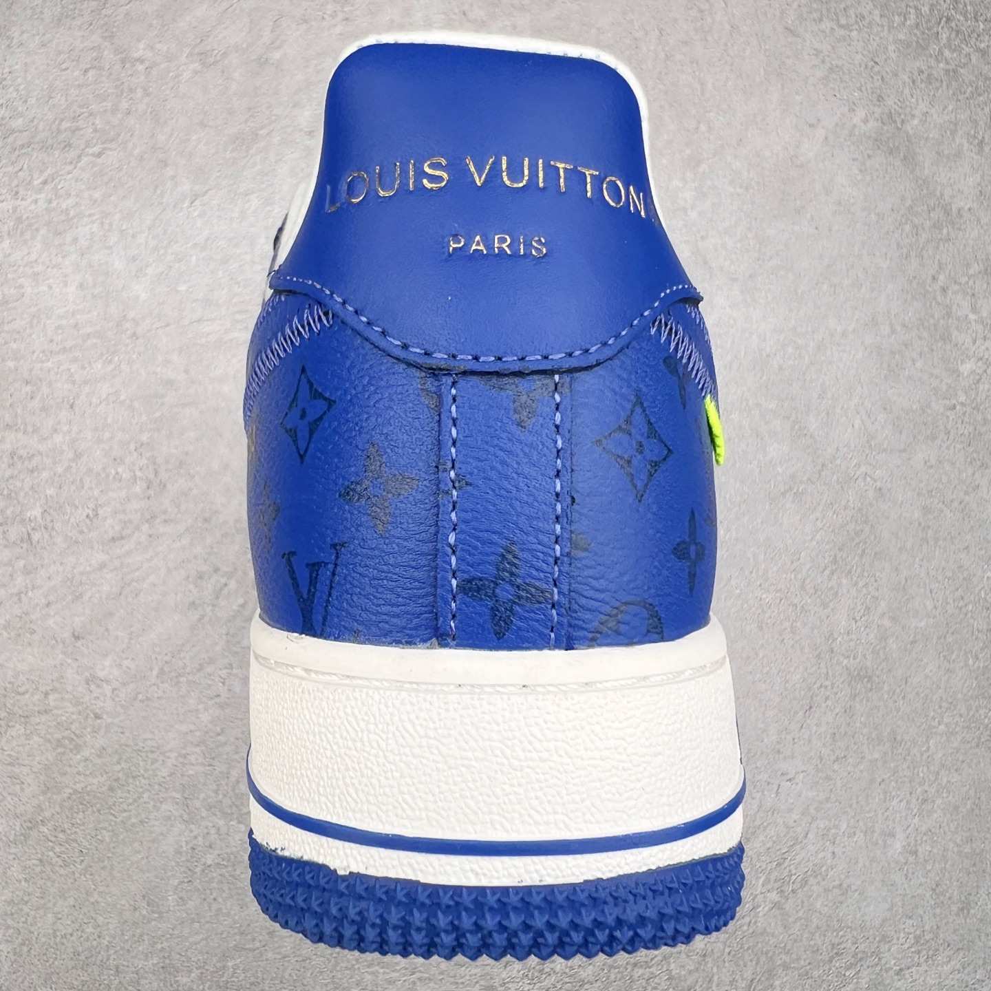 图片[8]-＃福利特价 Louis Vuitton x NK Air Force 1 联名款 空军一号低帮休闲运动板鞋 毫无疑问 今年的鞋王非 LV x Air Force1 莫属 LV 的强强联名 再加上是 Virgil Abloh 联名鞋款的绝唱系列 让鞋头们又多了一个不得不买的理由 苏富比在官方 ins 账号上发布了 LV x Nike Air Force 1 第一波发售信息，会以线上拍卖的形式在苏富比网站上进行发售 限量200双 尺码从 US5到 US18 每双鞋的起拍价为2,000美元 预估价在5,000-15,000美元 拍卖所得收益将全数捐赠给 Virgil Abloh 创立的「Post-Modern」奖学金基金 拍卖时间从1月26日进行到2月8日 发售的第一双是最具代表性的小牛皮 LV 老花款式 它集合了 LV 与 Virgil 最经典的设计 鞋身拼接了 LV 两大经典 monogram 印花和 damier 棋盘格元素 侧面、鞋带上的“AIR”“LACET”字样是 Virgil 的招牌设计 白色中底搭配 LV 经典棕色 尽显奢华魅力 此次拍卖还会附带特别版皮质鞋盒 通体一身的橘色鞋盒印满了 LV monogram 老花 顶部搭配了白色锁扣以及 Swoosh 吊饰 日常还可以当作旅行箱使用 尺码：36 36.5 37.5 38 38.5 39 40 40.5 41 42 42.5 43 44 44.5 45-选品中心