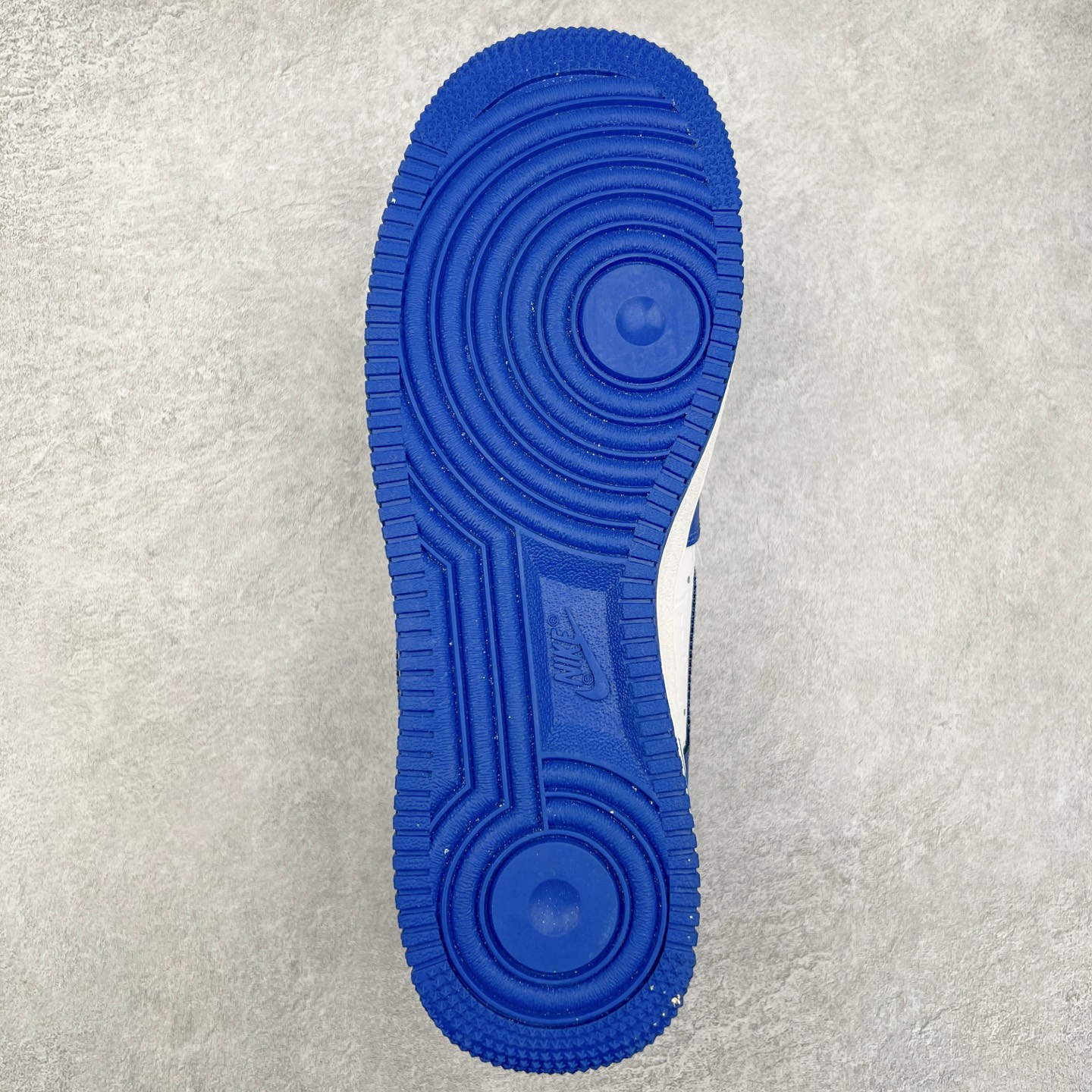 图片[9]-＃福利特价 Louis Vuitton x NK Air Force 1 联名款 空军一号低帮休闲运动板鞋 毫无疑问 今年的鞋王非 LV x Air Force1 莫属 LV 的强强联名 再加上是 Virgil Abloh 联名鞋款的绝唱系列 让鞋头们又多了一个不得不买的理由 苏富比在官方 ins 账号上发布了 LV x Nike Air Force 1 第一波发售信息，会以线上拍卖的形式在苏富比网站上进行发售 限量200双 尺码从 US5到 US18 每双鞋的起拍价为2,000美元 预估价在5,000-15,000美元 拍卖所得收益将全数捐赠给 Virgil Abloh 创立的「Post-Modern」奖学金基金 拍卖时间从1月26日进行到2月8日 发售的第一双是最具代表性的小牛皮 LV 老花款式 它集合了 LV 与 Virgil 最经典的设计 鞋身拼接了 LV 两大经典 monogram 印花和 damier 棋盘格元素 侧面、鞋带上的“AIR”“LACET”字样是 Virgil 的招牌设计 白色中底搭配 LV 经典棕色 尽显奢华魅力 此次拍卖还会附带特别版皮质鞋盒 通体一身的橘色鞋盒印满了 LV monogram 老花 顶部搭配了白色锁扣以及 Swoosh 吊饰 日常还可以当作旅行箱使用 尺码：36 36.5 37.5 38 38.5 39 40 40.5 41 42 42.5 43 44 44.5 45-选品中心