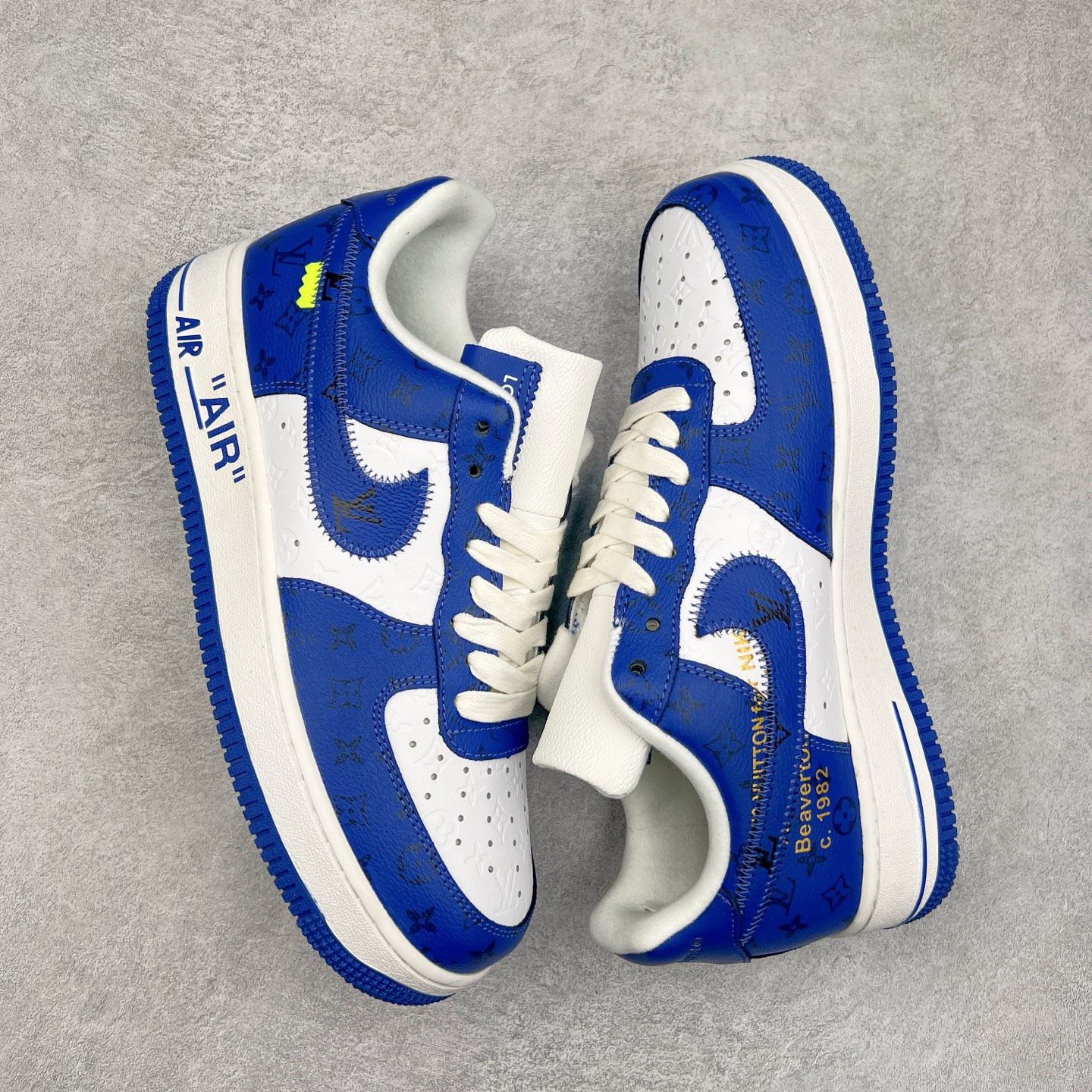 图片[3]-＃福利特价 Louis Vuitton x NK Air Force 1 联名款 空军一号低帮休闲运动板鞋 毫无疑问 今年的鞋王非 LV x Air Force1 莫属 LV 的强强联名 再加上是 Virgil Abloh 联名鞋款的绝唱系列 让鞋头们又多了一个不得不买的理由 苏富比在官方 ins 账号上发布了 LV x Nike Air Force 1 第一波发售信息，会以线上拍卖的形式在苏富比网站上进行发售 限量200双 尺码从 US5到 US18 每双鞋的起拍价为2,000美元 预估价在5,000-15,000美元 拍卖所得收益将全数捐赠给 Virgil Abloh 创立的「Post-Modern」奖学金基金 拍卖时间从1月26日进行到2月8日 发售的第一双是最具代表性的小牛皮 LV 老花款式 它集合了 LV 与 Virgil 最经典的设计 鞋身拼接了 LV 两大经典 monogram 印花和 damier 棋盘格元素 侧面、鞋带上的“AIR”“LACET”字样是 Virgil 的招牌设计 白色中底搭配 LV 经典棕色 尽显奢华魅力 此次拍卖还会附带特别版皮质鞋盒 通体一身的橘色鞋盒印满了 LV monogram 老花 顶部搭配了白色锁扣以及 Swoosh 吊饰 日常还可以当作旅行箱使用 尺码：36 36.5 37.5 38 38.5 39 40 40.5 41 42 42.5 43 44 44.5 45-选品中心