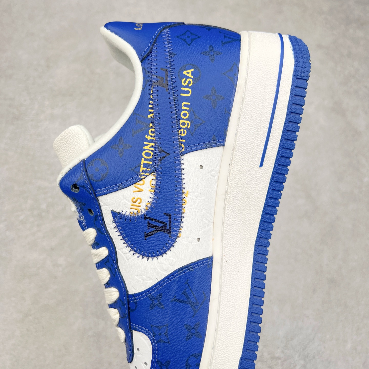图片[7]-＃福利特价 Louis Vuitton x NK Air Force 1 联名款 空军一号低帮休闲运动板鞋 毫无疑问 今年的鞋王非 LV x Air Force1 莫属 LV 的强强联名 再加上是 Virgil Abloh 联名鞋款的绝唱系列 让鞋头们又多了一个不得不买的理由 苏富比在官方 ins 账号上发布了 LV x Nike Air Force 1 第一波发售信息，会以线上拍卖的形式在苏富比网站上进行发售 限量200双 尺码从 US5到 US18 每双鞋的起拍价为2,000美元 预估价在5,000-15,000美元 拍卖所得收益将全数捐赠给 Virgil Abloh 创立的「Post-Modern」奖学金基金 拍卖时间从1月26日进行到2月8日 发售的第一双是最具代表性的小牛皮 LV 老花款式 它集合了 LV 与 Virgil 最经典的设计 鞋身拼接了 LV 两大经典 monogram 印花和 damier 棋盘格元素 侧面、鞋带上的“AIR”“LACET”字样是 Virgil 的招牌设计 白色中底搭配 LV 经典棕色 尽显奢华魅力 此次拍卖还会附带特别版皮质鞋盒 通体一身的橘色鞋盒印满了 LV monogram 老花 顶部搭配了白色锁扣以及 Swoosh 吊饰 日常还可以当作旅行箱使用 尺码：36 36.5 37.5 38 38.5 39 40 40.5 41 42 42.5 43 44 44.5 45-选品中心