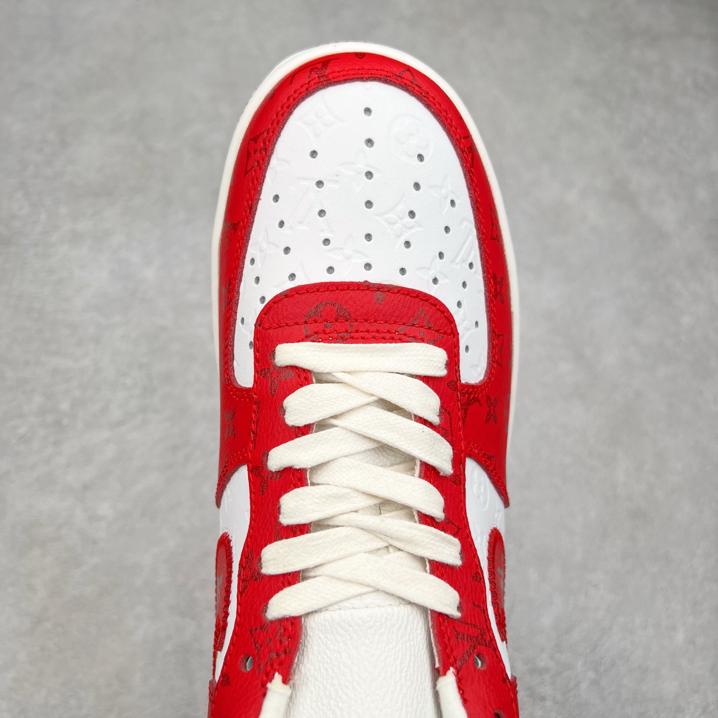 图片[4]-＃福利特价 Louis Vuitton x NK Air Force 1 联名款 空军一号低帮休闲运动板鞋 毫无疑问 今年的鞋王非 LV x Air Force1 莫属 LV 的强强联名 再加上是 Virgil Abloh 联名鞋款的绝唱系列 让鞋头们又多了一个不得不买的理由 苏富比在官方 ins 账号上发布了 LV x Nike Air Force 1 第一波发售信息，会以线上拍卖的形式在苏富比网站上进行发售 限量200双 尺码从 US5到 US18 每双鞋的起拍价为2,000美元 预估价在5,000-15,000美元 拍卖所得收益将全数捐赠给 Virgil Abloh 创立的「Post-Modern」奖学金基金 拍卖时间从1月26日进行到2月8日 发售的第一双是最具代表性的小牛皮 LV 老花款式 它集合了 LV 与 Virgil 最经典的设计 鞋身拼接了 LV 两大经典 monogram 印花和 damier 棋盘格元素 侧面、鞋带上的“AIR”“LACET”字样是 Virgil 的招牌设计 白色中底搭配 LV 经典棕色 尽显奢华魅力 此次拍卖还会附带特别版皮质鞋盒 通体一身的橘色鞋盒印满了 LV monogram 老花 顶部搭配了白色锁扣以及 Swoosh 吊饰 日常还可以当作旅行箱使用 尺码：36 36.5 37.5 38 38.5 39 40 40.5 41 42 42.5 43 44 44.5 45-选品中心