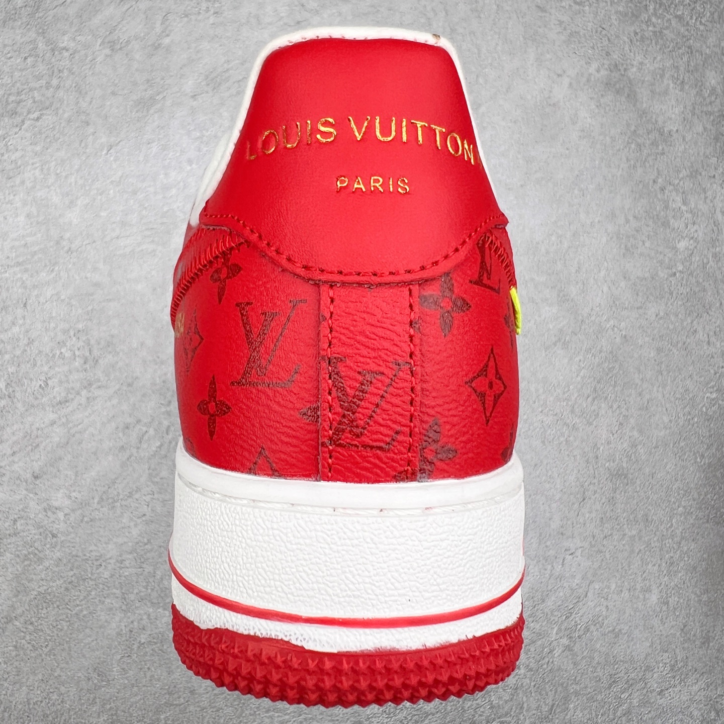 图片[8]-＃福利特价 Louis Vuitton x NK Air Force 1 联名款 空军一号低帮休闲运动板鞋 毫无疑问 今年的鞋王非 LV x Air Force1 莫属 LV 的强强联名 再加上是 Virgil Abloh 联名鞋款的绝唱系列 让鞋头们又多了一个不得不买的理由 苏富比在官方 ins 账号上发布了 LV x Nike Air Force 1 第一波发售信息，会以线上拍卖的形式在苏富比网站上进行发售 限量200双 尺码从 US5到 US18 每双鞋的起拍价为2,000美元 预估价在5,000-15,000美元 拍卖所得收益将全数捐赠给 Virgil Abloh 创立的「Post-Modern」奖学金基金 拍卖时间从1月26日进行到2月8日 发售的第一双是最具代表性的小牛皮 LV 老花款式 它集合了 LV 与 Virgil 最经典的设计 鞋身拼接了 LV 两大经典 monogram 印花和 damier 棋盘格元素 侧面、鞋带上的“AIR”“LACET”字样是 Virgil 的招牌设计 白色中底搭配 LV 经典棕色 尽显奢华魅力 此次拍卖还会附带特别版皮质鞋盒 通体一身的橘色鞋盒印满了 LV monogram 老花 顶部搭配了白色锁扣以及 Swoosh 吊饰 日常还可以当作旅行箱使用 尺码：36 36.5 37.5 38 38.5 39 40 40.5 41 42 42.5 43 44 44.5 45-选品中心
