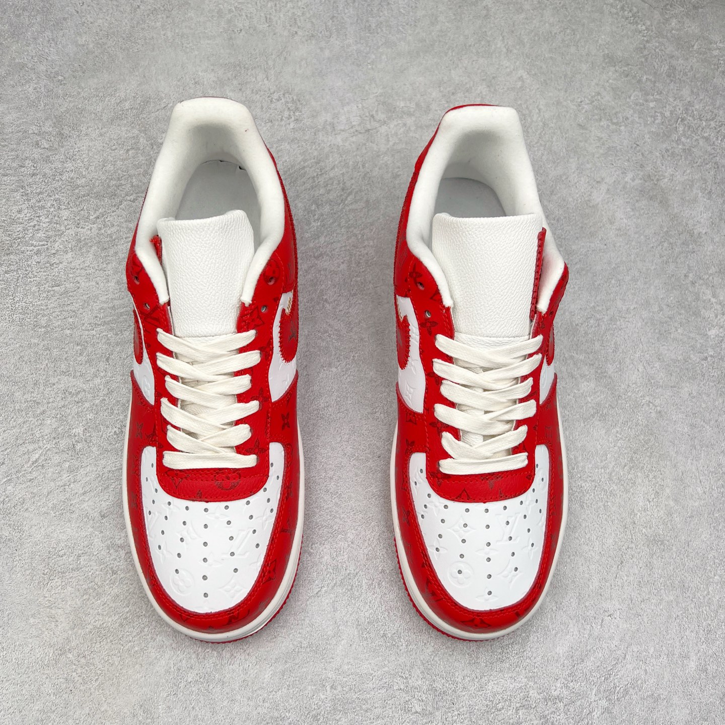 图片[2]-＃福利特价 Louis Vuitton x NK Air Force 1 联名款 空军一号低帮休闲运动板鞋 毫无疑问 今年的鞋王非 LV x Air Force1 莫属 LV 的强强联名 再加上是 Virgil Abloh 联名鞋款的绝唱系列 让鞋头们又多了一个不得不买的理由 苏富比在官方 ins 账号上发布了 LV x Nike Air Force 1 第一波发售信息，会以线上拍卖的形式在苏富比网站上进行发售 限量200双 尺码从 US5到 US18 每双鞋的起拍价为2,000美元 预估价在5,000-15,000美元 拍卖所得收益将全数捐赠给 Virgil Abloh 创立的「Post-Modern」奖学金基金 拍卖时间从1月26日进行到2月8日 发售的第一双是最具代表性的小牛皮 LV 老花款式 它集合了 LV 与 Virgil 最经典的设计 鞋身拼接了 LV 两大经典 monogram 印花和 damier 棋盘格元素 侧面、鞋带上的“AIR”“LACET”字样是 Virgil 的招牌设计 白色中底搭配 LV 经典棕色 尽显奢华魅力 此次拍卖还会附带特别版皮质鞋盒 通体一身的橘色鞋盒印满了 LV monogram 老花 顶部搭配了白色锁扣以及 Swoosh 吊饰 日常还可以当作旅行箱使用 尺码：36 36.5 37.5 38 38.5 39 40 40.5 41 42 42.5 43 44 44.5 45-选品中心