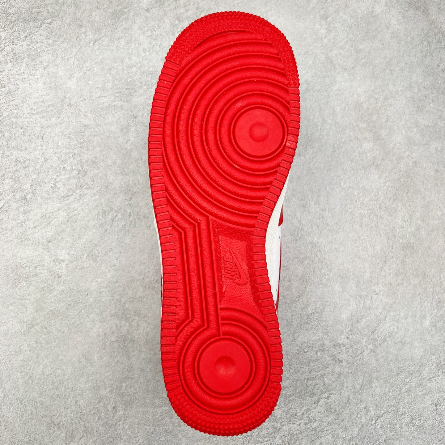 图片[9]-＃福利特价 Louis Vuitton x NK Air Force 1 联名款 空军一号低帮休闲运动板鞋 毫无疑问 今年的鞋王非 LV x Air Force1 莫属 LV 的强强联名 再加上是 Virgil Abloh 联名鞋款的绝唱系列 让鞋头们又多了一个不得不买的理由 苏富比在官方 ins 账号上发布了 LV x Nike Air Force 1 第一波发售信息，会以线上拍卖的形式在苏富比网站上进行发售 限量200双 尺码从 US5到 US18 每双鞋的起拍价为2,000美元 预估价在5,000-15,000美元 拍卖所得收益将全数捐赠给 Virgil Abloh 创立的「Post-Modern」奖学金基金 拍卖时间从1月26日进行到2月8日 发售的第一双是最具代表性的小牛皮 LV 老花款式 它集合了 LV 与 Virgil 最经典的设计 鞋身拼接了 LV 两大经典 monogram 印花和 damier 棋盘格元素 侧面、鞋带上的“AIR”“LACET”字样是 Virgil 的招牌设计 白色中底搭配 LV 经典棕色 尽显奢华魅力 此次拍卖还会附带特别版皮质鞋盒 通体一身的橘色鞋盒印满了 LV monogram 老花 顶部搭配了白色锁扣以及 Swoosh 吊饰 日常还可以当作旅行箱使用 尺码：36 36.5 37.5 38 38.5 39 40 40.5 41 42 42.5 43 44 44.5 45-选品中心