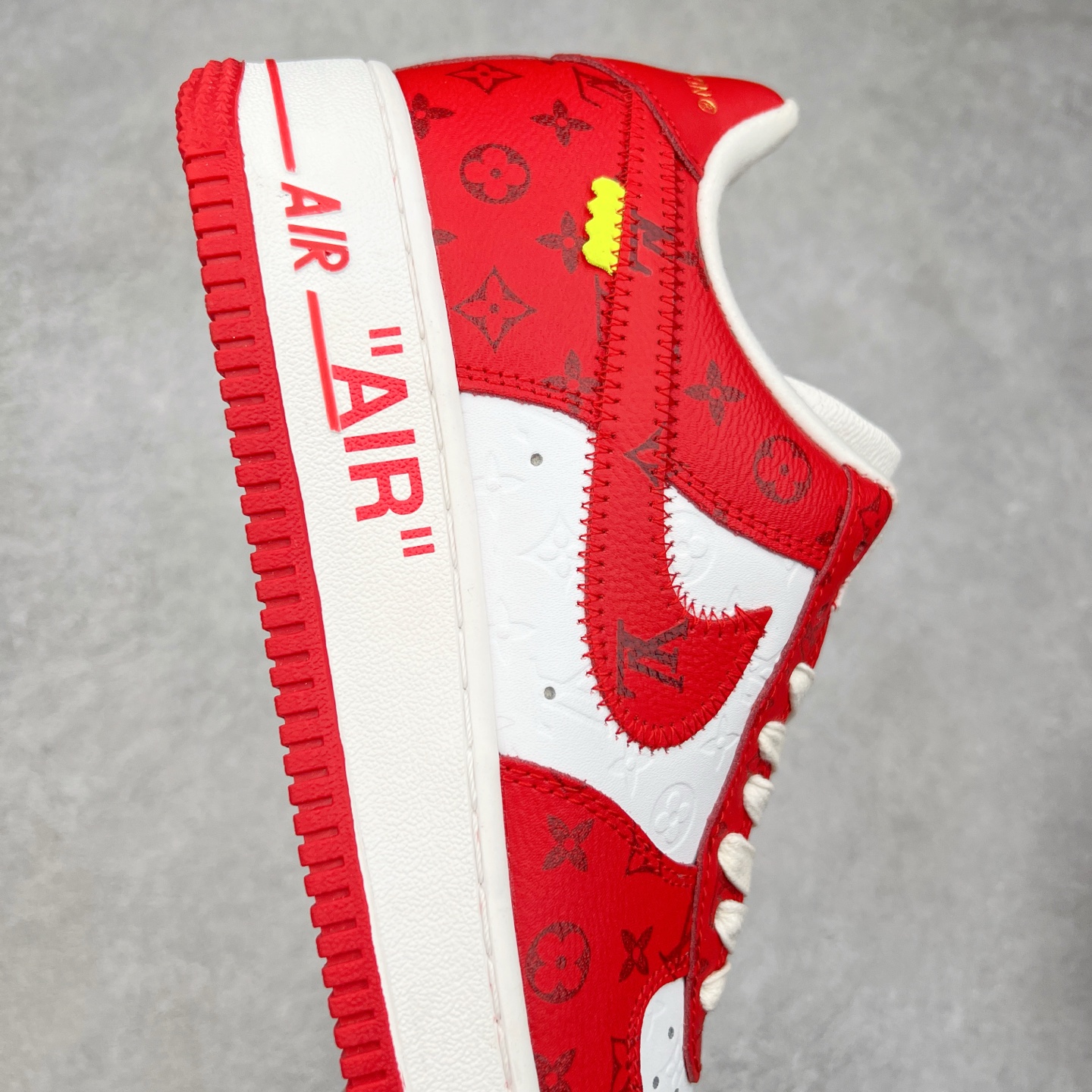 图片[6]-＃福利特价 Louis Vuitton x NK Air Force 1 联名款 空军一号低帮休闲运动板鞋 毫无疑问 今年的鞋王非 LV x Air Force1 莫属 LV 的强强联名 再加上是 Virgil Abloh 联名鞋款的绝唱系列 让鞋头们又多了一个不得不买的理由 苏富比在官方 ins 账号上发布了 LV x Nike Air Force 1 第一波发售信息，会以线上拍卖的形式在苏富比网站上进行发售 限量200双 尺码从 US5到 US18 每双鞋的起拍价为2,000美元 预估价在5,000-15,000美元 拍卖所得收益将全数捐赠给 Virgil Abloh 创立的「Post-Modern」奖学金基金 拍卖时间从1月26日进行到2月8日 发售的第一双是最具代表性的小牛皮 LV 老花款式 它集合了 LV 与 Virgil 最经典的设计 鞋身拼接了 LV 两大经典 monogram 印花和 damier 棋盘格元素 侧面、鞋带上的“AIR”“LACET”字样是 Virgil 的招牌设计 白色中底搭配 LV 经典棕色 尽显奢华魅力 此次拍卖还会附带特别版皮质鞋盒 通体一身的橘色鞋盒印满了 LV monogram 老花 顶部搭配了白色锁扣以及 Swoosh 吊饰 日常还可以当作旅行箱使用 尺码：36 36.5 37.5 38 38.5 39 40 40.5 41 42 42.5 43 44 44.5 45-选品中心