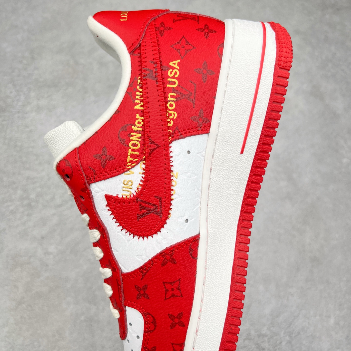 图片[7]-＃福利特价 Louis Vuitton x NK Air Force 1 联名款 空军一号低帮休闲运动板鞋 毫无疑问 今年的鞋王非 LV x Air Force1 莫属 LV 的强强联名 再加上是 Virgil Abloh 联名鞋款的绝唱系列 让鞋头们又多了一个不得不买的理由 苏富比在官方 ins 账号上发布了 LV x Nike Air Force 1 第一波发售信息，会以线上拍卖的形式在苏富比网站上进行发售 限量200双 尺码从 US5到 US18 每双鞋的起拍价为2,000美元 预估价在5,000-15,000美元 拍卖所得收益将全数捐赠给 Virgil Abloh 创立的「Post-Modern」奖学金基金 拍卖时间从1月26日进行到2月8日 发售的第一双是最具代表性的小牛皮 LV 老花款式 它集合了 LV 与 Virgil 最经典的设计 鞋身拼接了 LV 两大经典 monogram 印花和 damier 棋盘格元素 侧面、鞋带上的“AIR”“LACET”字样是 Virgil 的招牌设计 白色中底搭配 LV 经典棕色 尽显奢华魅力 此次拍卖还会附带特别版皮质鞋盒 通体一身的橘色鞋盒印满了 LV monogram 老花 顶部搭配了白色锁扣以及 Swoosh 吊饰 日常还可以当作旅行箱使用 尺码：36 36.5 37.5 38 38.5 39 40 40.5 41 42 42.5 43 44 44.5 45-选品中心