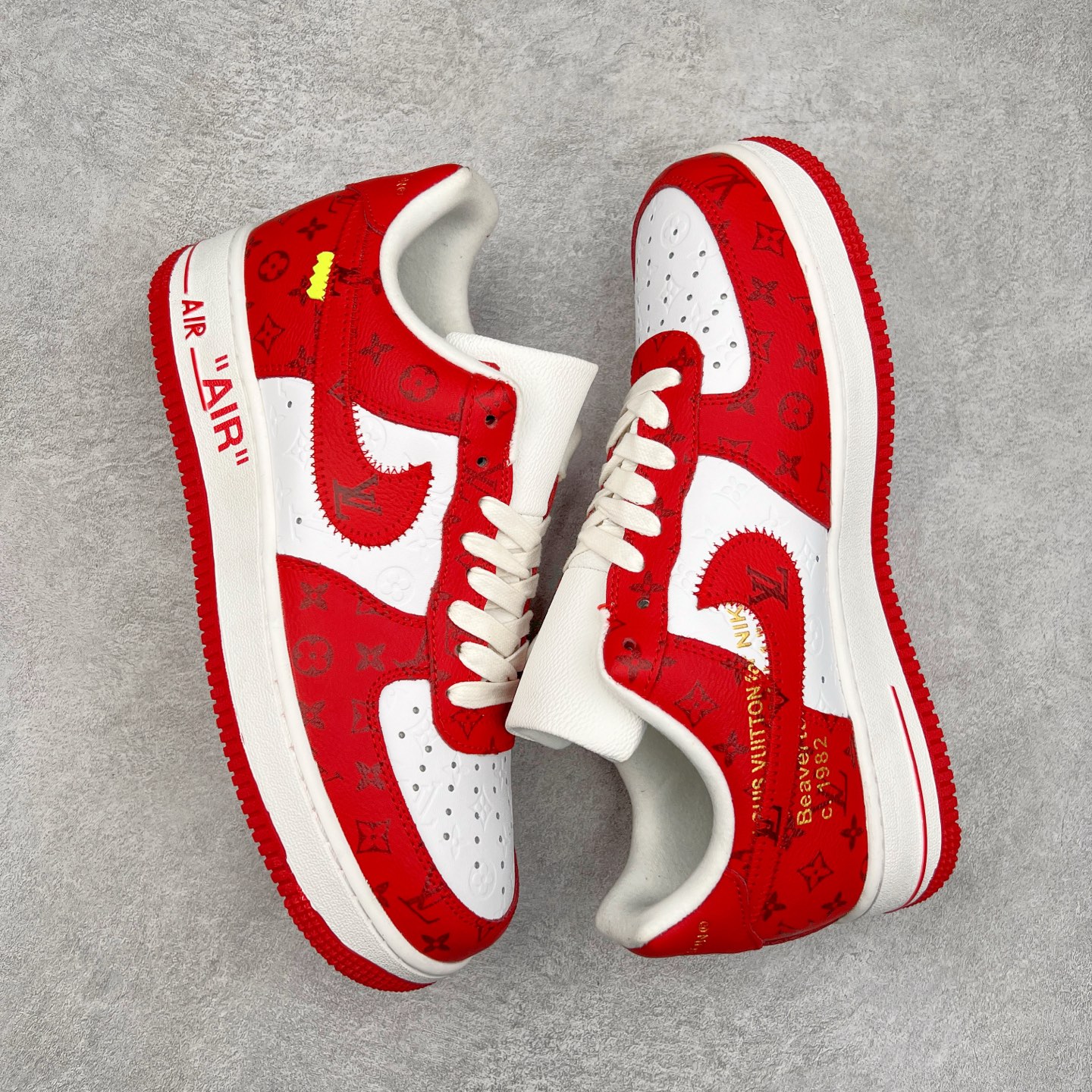 图片[3]-＃福利特价 Louis Vuitton x NK Air Force 1 联名款 空军一号低帮休闲运动板鞋 毫无疑问 今年的鞋王非 LV x Air Force1 莫属 LV 的强强联名 再加上是 Virgil Abloh 联名鞋款的绝唱系列 让鞋头们又多了一个不得不买的理由 苏富比在官方 ins 账号上发布了 LV x Nike Air Force 1 第一波发售信息，会以线上拍卖的形式在苏富比网站上进行发售 限量200双 尺码从 US5到 US18 每双鞋的起拍价为2,000美元 预估价在5,000-15,000美元 拍卖所得收益将全数捐赠给 Virgil Abloh 创立的「Post-Modern」奖学金基金 拍卖时间从1月26日进行到2月8日 发售的第一双是最具代表性的小牛皮 LV 老花款式 它集合了 LV 与 Virgil 最经典的设计 鞋身拼接了 LV 两大经典 monogram 印花和 damier 棋盘格元素 侧面、鞋带上的“AIR”“LACET”字样是 Virgil 的招牌设计 白色中底搭配 LV 经典棕色 尽显奢华魅力 此次拍卖还会附带特别版皮质鞋盒 通体一身的橘色鞋盒印满了 LV monogram 老花 顶部搭配了白色锁扣以及 Swoosh 吊饰 日常还可以当作旅行箱使用 尺码：36 36.5 37.5 38 38.5 39 40 40.5 41 42 42.5 43 44 44.5 45-选品中心