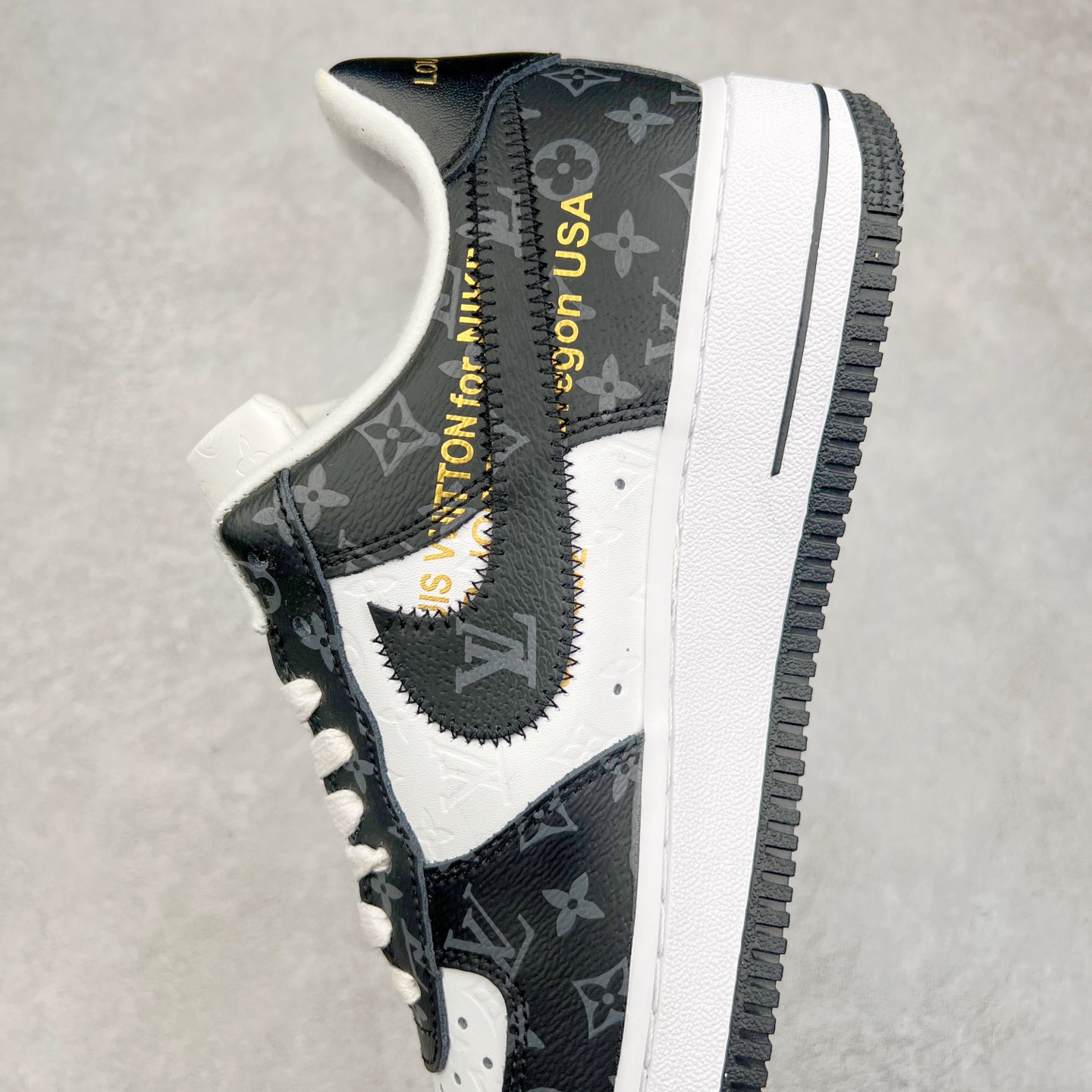 图片[7]-＃福利特价 Louis Vuitton x NK Air Force 1 联名款 空军一号低帮休闲运动板鞋 毫无疑问 今年的鞋王非 LV x Air Force1 莫属 LV 的强强联名 再加上是 Virgil Abloh 联名鞋款的绝唱系列 让鞋头们又多了一个不得不买的理由 苏富比在官方 ins 账号上发布了 LV x Nike Air Force 1 第一波发售信息，会以线上拍卖的形式在苏富比网站上进行发售 限量200双 尺码从 US5到 US18 每双鞋的起拍价为2,000美元 预估价在5,000-15,000美元 拍卖所得收益将全数捐赠给 Virgil Abloh 创立的「Post-Modern」奖学金基金 拍卖时间从1月26日进行到2月8日 发售的第一双是最具代表性的小牛皮 LV 老花款式 它集合了 LV 与 Virgil 最经典的设计 鞋身拼接了 LV 两大经典 monogram 印花和 damier 棋盘格元素 侧面、鞋带上的“AIR”“LACET”字样是 Virgil 的招牌设计 白色中底搭配 LV 经典棕色 尽显奢华魅力 此次拍卖还会附带特别版皮质鞋盒 通体一身的橘色鞋盒印满了 LV monogram 老花 顶部搭配了白色锁扣以及 Swoosh 吊饰 日常还可以当作旅行箱使用 尺码：36 36.5 37.5 38 38.5 39 40 40.5 41 42 42.5 43 44 44.5 45-选品中心