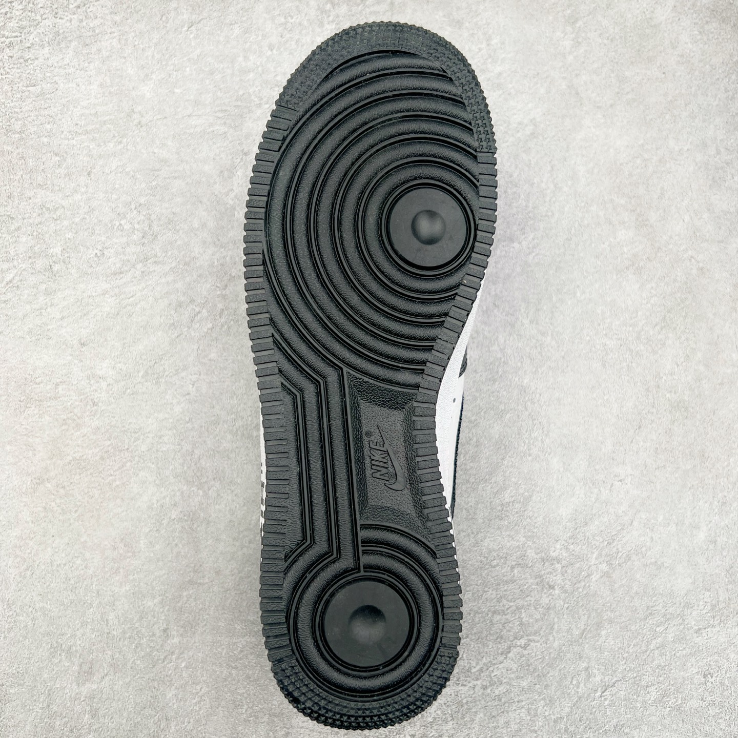 图片[9]-＃福利特价 Louis Vuitton x NK Air Force 1 联名款 空军一号低帮休闲运动板鞋 毫无疑问 今年的鞋王非 LV x Air Force1 莫属 LV 的强强联名 再加上是 Virgil Abloh 联名鞋款的绝唱系列 让鞋头们又多了一个不得不买的理由 苏富比在官方 ins 账号上发布了 LV x Nike Air Force 1 第一波发售信息，会以线上拍卖的形式在苏富比网站上进行发售 限量200双 尺码从 US5到 US18 每双鞋的起拍价为2,000美元 预估价在5,000-15,000美元 拍卖所得收益将全数捐赠给 Virgil Abloh 创立的「Post-Modern」奖学金基金 拍卖时间从1月26日进行到2月8日 发售的第一双是最具代表性的小牛皮 LV 老花款式 它集合了 LV 与 Virgil 最经典的设计 鞋身拼接了 LV 两大经典 monogram 印花和 damier 棋盘格元素 侧面、鞋带上的“AIR”“LACET”字样是 Virgil 的招牌设计 白色中底搭配 LV 经典棕色 尽显奢华魅力 此次拍卖还会附带特别版皮质鞋盒 通体一身的橘色鞋盒印满了 LV monogram 老花 顶部搭配了白色锁扣以及 Swoosh 吊饰 日常还可以当作旅行箱使用 尺码：36 36.5 37.5 38 38.5 39 40 40.5 41 42 42.5 43 44 44.5 45-选品中心