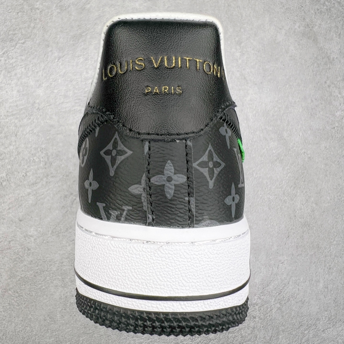 图片[8]-＃福利特价 Louis Vuitton x NK Air Force 1 联名款 空军一号低帮休闲运动板鞋 毫无疑问 今年的鞋王非 LV x Air Force1 莫属 LV 的强强联名 再加上是 Virgil Abloh 联名鞋款的绝唱系列 让鞋头们又多了一个不得不买的理由 苏富比在官方 ins 账号上发布了 LV x Nike Air Force 1 第一波发售信息，会以线上拍卖的形式在苏富比网站上进行发售 限量200双 尺码从 US5到 US18 每双鞋的起拍价为2,000美元 预估价在5,000-15,000美元 拍卖所得收益将全数捐赠给 Virgil Abloh 创立的「Post-Modern」奖学金基金 拍卖时间从1月26日进行到2月8日 发售的第一双是最具代表性的小牛皮 LV 老花款式 它集合了 LV 与 Virgil 最经典的设计 鞋身拼接了 LV 两大经典 monogram 印花和 damier 棋盘格元素 侧面、鞋带上的“AIR”“LACET”字样是 Virgil 的招牌设计 白色中底搭配 LV 经典棕色 尽显奢华魅力 此次拍卖还会附带特别版皮质鞋盒 通体一身的橘色鞋盒印满了 LV monogram 老花 顶部搭配了白色锁扣以及 Swoosh 吊饰 日常还可以当作旅行箱使用 尺码：36 36.5 37.5 38 38.5 39 40 40.5 41 42 42.5 43 44 44.5 45-选品中心