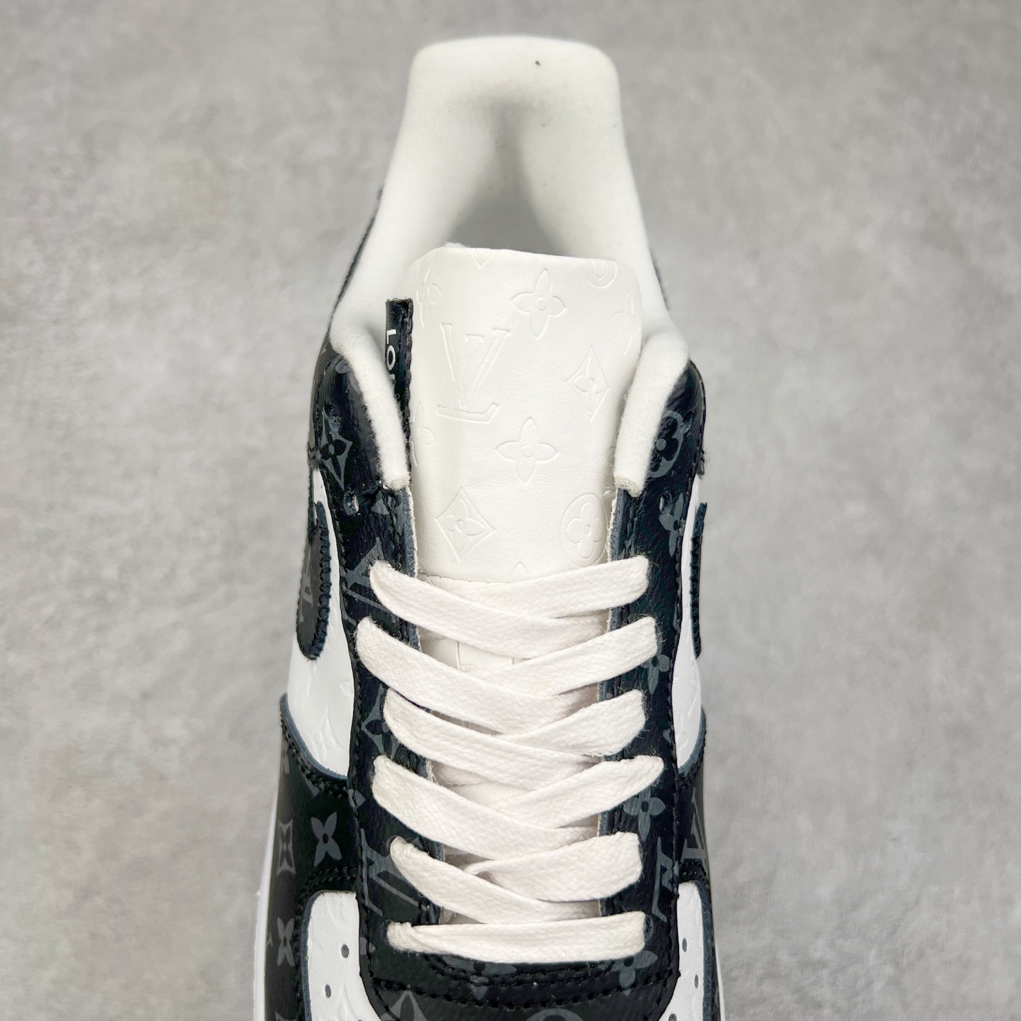 图片[5]-＃福利特价 Louis Vuitton x NK Air Force 1 联名款 空军一号低帮休闲运动板鞋 毫无疑问 今年的鞋王非 LV x Air Force1 莫属 LV 的强强联名 再加上是 Virgil Abloh 联名鞋款的绝唱系列 让鞋头们又多了一个不得不买的理由 苏富比在官方 ins 账号上发布了 LV x Nike Air Force 1 第一波发售信息，会以线上拍卖的形式在苏富比网站上进行发售 限量200双 尺码从 US5到 US18 每双鞋的起拍价为2,000美元 预估价在5,000-15,000美元 拍卖所得收益将全数捐赠给 Virgil Abloh 创立的「Post-Modern」奖学金基金 拍卖时间从1月26日进行到2月8日 发售的第一双是最具代表性的小牛皮 LV 老花款式 它集合了 LV 与 Virgil 最经典的设计 鞋身拼接了 LV 两大经典 monogram 印花和 damier 棋盘格元素 侧面、鞋带上的“AIR”“LACET”字样是 Virgil 的招牌设计 白色中底搭配 LV 经典棕色 尽显奢华魅力 此次拍卖还会附带特别版皮质鞋盒 通体一身的橘色鞋盒印满了 LV monogram 老花 顶部搭配了白色锁扣以及 Swoosh 吊饰 日常还可以当作旅行箱使用 尺码：36 36.5 37.5 38 38.5 39 40 40.5 41 42 42.5 43 44 44.5 45-选品中心