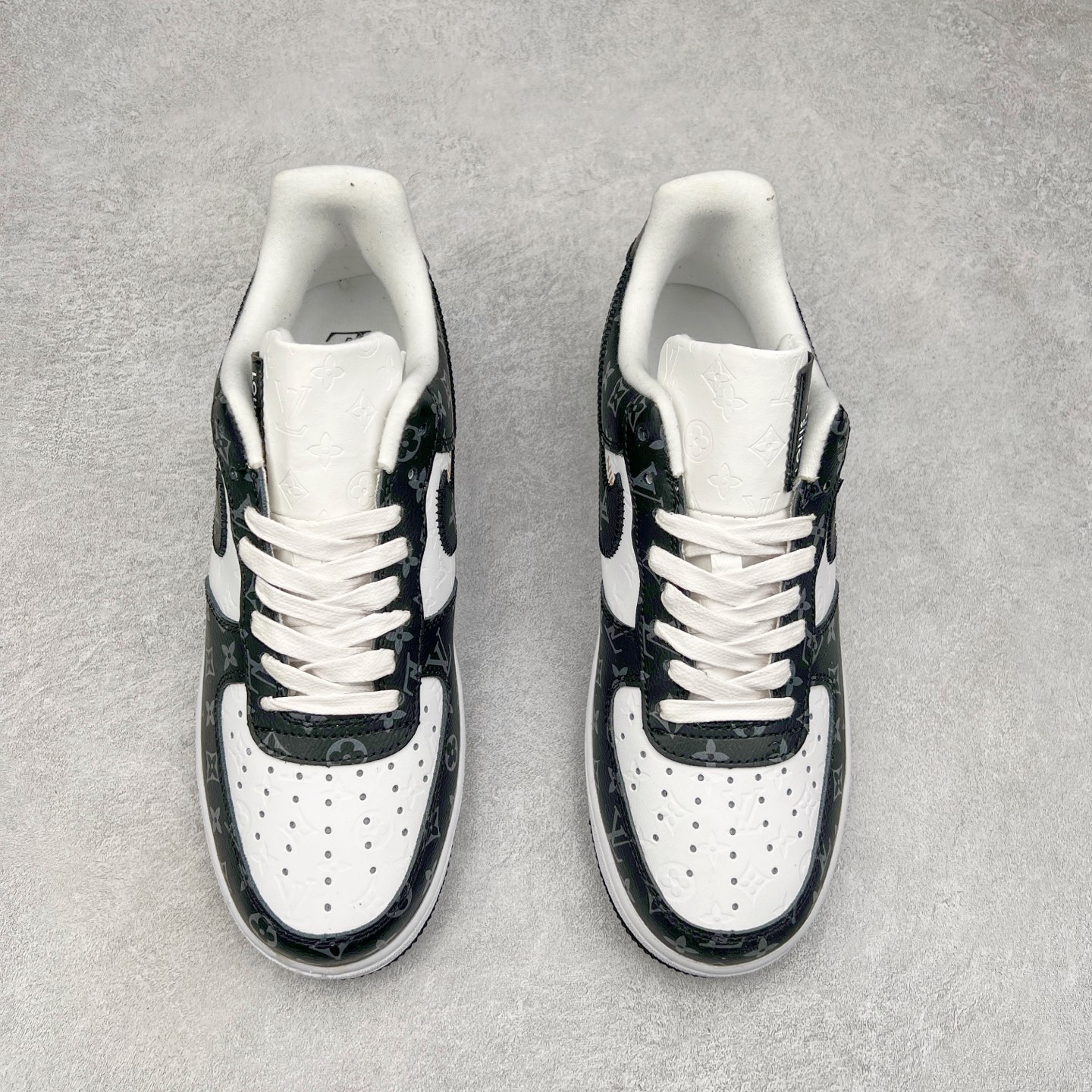 图片[2]-＃福利特价 Louis Vuitton x NK Air Force 1 联名款 空军一号低帮休闲运动板鞋 毫无疑问 今年的鞋王非 LV x Air Force1 莫属 LV 的强强联名 再加上是 Virgil Abloh 联名鞋款的绝唱系列 让鞋头们又多了一个不得不买的理由 苏富比在官方 ins 账号上发布了 LV x Nike Air Force 1 第一波发售信息，会以线上拍卖的形式在苏富比网站上进行发售 限量200双 尺码从 US5到 US18 每双鞋的起拍价为2,000美元 预估价在5,000-15,000美元 拍卖所得收益将全数捐赠给 Virgil Abloh 创立的「Post-Modern」奖学金基金 拍卖时间从1月26日进行到2月8日 发售的第一双是最具代表性的小牛皮 LV 老花款式 它集合了 LV 与 Virgil 最经典的设计 鞋身拼接了 LV 两大经典 monogram 印花和 damier 棋盘格元素 侧面、鞋带上的“AIR”“LACET”字样是 Virgil 的招牌设计 白色中底搭配 LV 经典棕色 尽显奢华魅力 此次拍卖还会附带特别版皮质鞋盒 通体一身的橘色鞋盒印满了 LV monogram 老花 顶部搭配了白色锁扣以及 Swoosh 吊饰 日常还可以当作旅行箱使用 尺码：36 36.5 37.5 38 38.5 39 40 40.5 41 42 42.5 43 44 44.5 45-选品中心