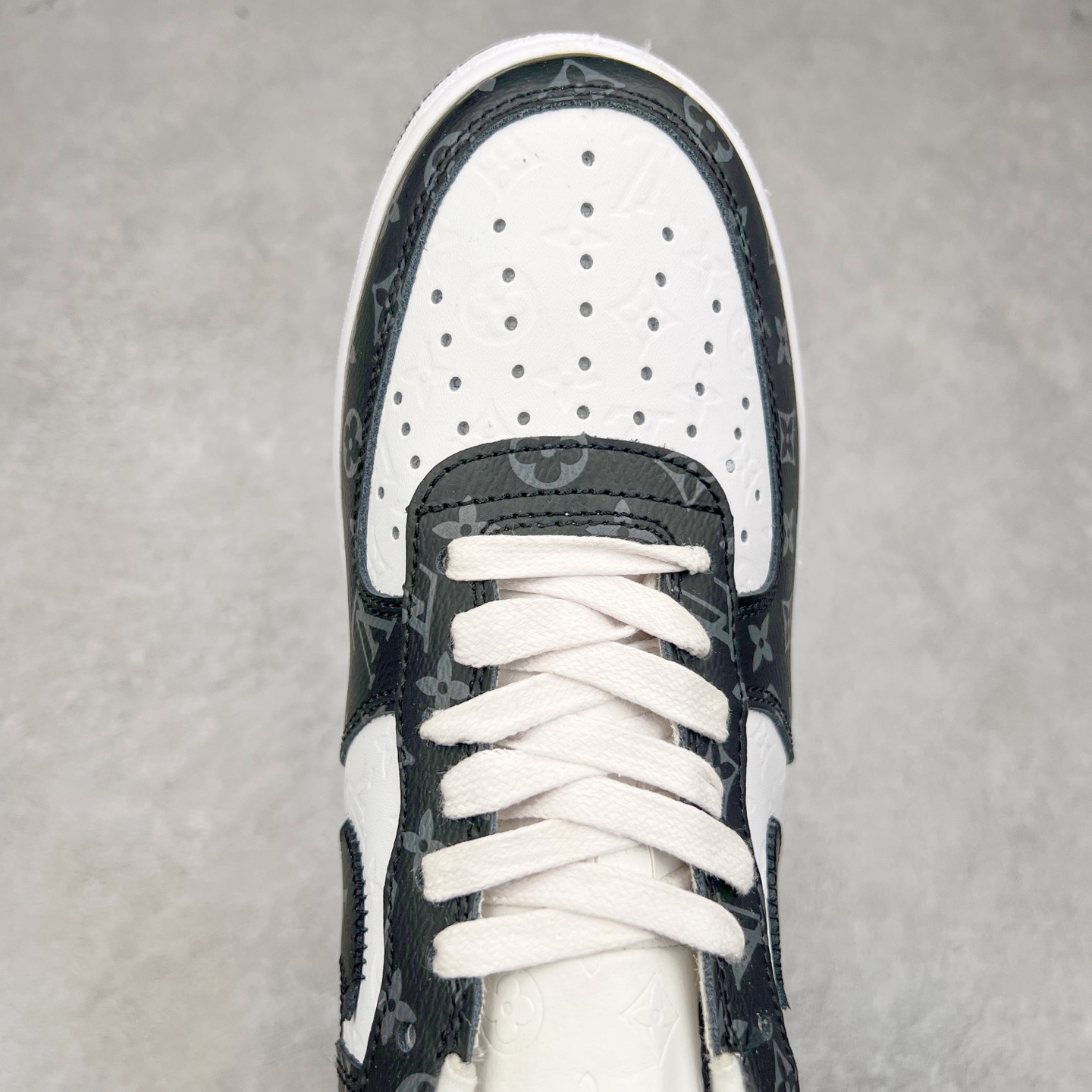 图片[4]-＃福利特价 Louis Vuitton x NK Air Force 1 联名款 空军一号低帮休闲运动板鞋 毫无疑问 今年的鞋王非 LV x Air Force1 莫属 LV 的强强联名 再加上是 Virgil Abloh 联名鞋款的绝唱系列 让鞋头们又多了一个不得不买的理由 苏富比在官方 ins 账号上发布了 LV x Nike Air Force 1 第一波发售信息，会以线上拍卖的形式在苏富比网站上进行发售 限量200双 尺码从 US5到 US18 每双鞋的起拍价为2,000美元 预估价在5,000-15,000美元 拍卖所得收益将全数捐赠给 Virgil Abloh 创立的「Post-Modern」奖学金基金 拍卖时间从1月26日进行到2月8日 发售的第一双是最具代表性的小牛皮 LV 老花款式 它集合了 LV 与 Virgil 最经典的设计 鞋身拼接了 LV 两大经典 monogram 印花和 damier 棋盘格元素 侧面、鞋带上的“AIR”“LACET”字样是 Virgil 的招牌设计 白色中底搭配 LV 经典棕色 尽显奢华魅力 此次拍卖还会附带特别版皮质鞋盒 通体一身的橘色鞋盒印满了 LV monogram 老花 顶部搭配了白色锁扣以及 Swoosh 吊饰 日常还可以当作旅行箱使用 尺码：36 36.5 37.5 38 38.5 39 40 40.5 41 42 42.5 43 44 44.5 45-选品中心