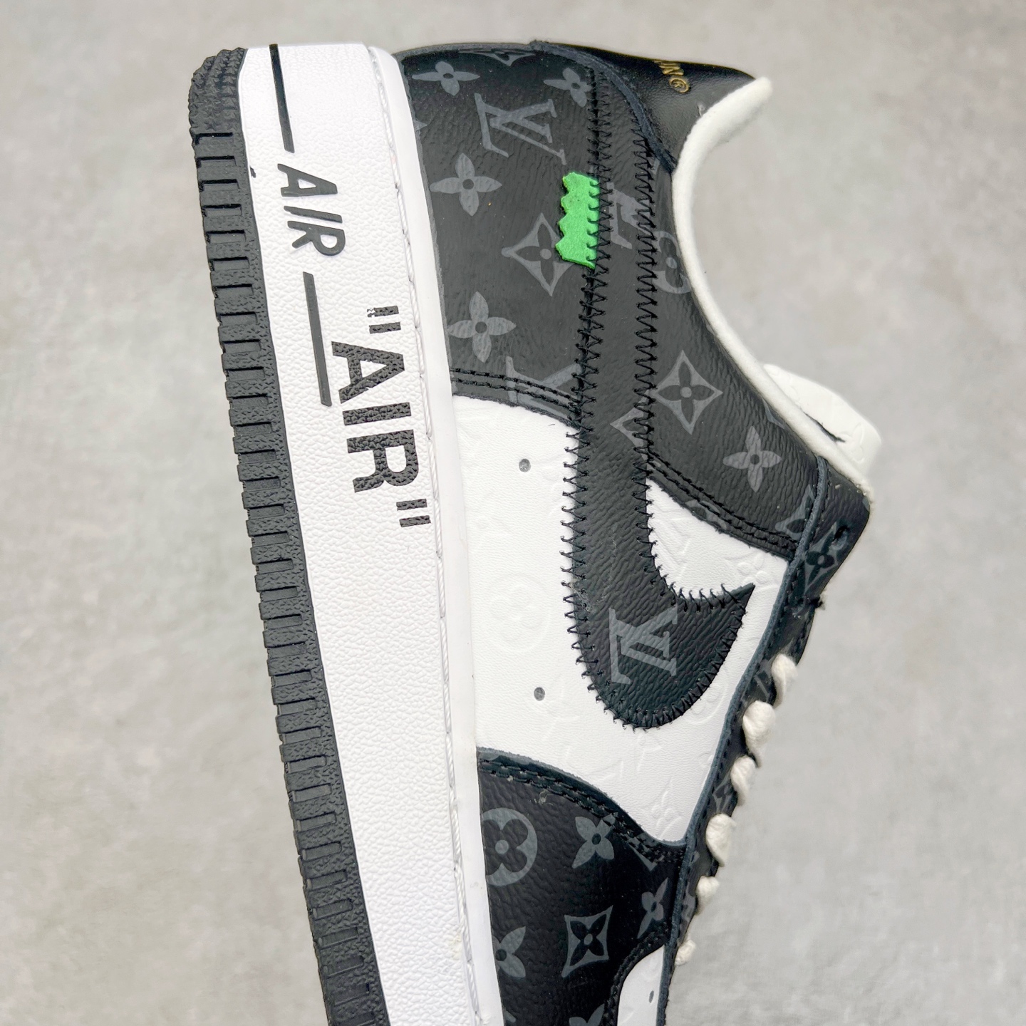 图片[6]-＃福利特价 Louis Vuitton x NK Air Force 1 联名款 空军一号低帮休闲运动板鞋 毫无疑问 今年的鞋王非 LV x Air Force1 莫属 LV 的强强联名 再加上是 Virgil Abloh 联名鞋款的绝唱系列 让鞋头们又多了一个不得不买的理由 苏富比在官方 ins 账号上发布了 LV x Nike Air Force 1 第一波发售信息，会以线上拍卖的形式在苏富比网站上进行发售 限量200双 尺码从 US5到 US18 每双鞋的起拍价为2,000美元 预估价在5,000-15,000美元 拍卖所得收益将全数捐赠给 Virgil Abloh 创立的「Post-Modern」奖学金基金 拍卖时间从1月26日进行到2月8日 发售的第一双是最具代表性的小牛皮 LV 老花款式 它集合了 LV 与 Virgil 最经典的设计 鞋身拼接了 LV 两大经典 monogram 印花和 damier 棋盘格元素 侧面、鞋带上的“AIR”“LACET”字样是 Virgil 的招牌设计 白色中底搭配 LV 经典棕色 尽显奢华魅力 此次拍卖还会附带特别版皮质鞋盒 通体一身的橘色鞋盒印满了 LV monogram 老花 顶部搭配了白色锁扣以及 Swoosh 吊饰 日常还可以当作旅行箱使用 尺码：36 36.5 37.5 38 38.5 39 40 40.5 41 42 42.5 43 44 44.5 45-选品中心