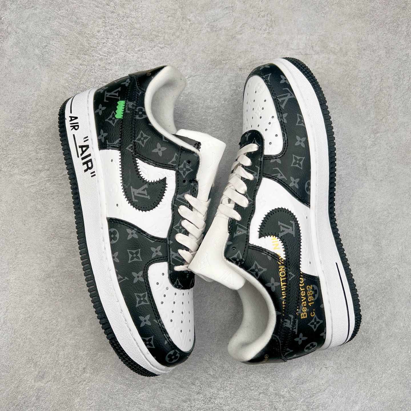 图片[3]-＃福利特价 Louis Vuitton x NK Air Force 1 联名款 空军一号低帮休闲运动板鞋 毫无疑问 今年的鞋王非 LV x Air Force1 莫属 LV 的强强联名 再加上是 Virgil Abloh 联名鞋款的绝唱系列 让鞋头们又多了一个不得不买的理由 苏富比在官方 ins 账号上发布了 LV x Nike Air Force 1 第一波发售信息，会以线上拍卖的形式在苏富比网站上进行发售 限量200双 尺码从 US5到 US18 每双鞋的起拍价为2,000美元 预估价在5,000-15,000美元 拍卖所得收益将全数捐赠给 Virgil Abloh 创立的「Post-Modern」奖学金基金 拍卖时间从1月26日进行到2月8日 发售的第一双是最具代表性的小牛皮 LV 老花款式 它集合了 LV 与 Virgil 最经典的设计 鞋身拼接了 LV 两大经典 monogram 印花和 damier 棋盘格元素 侧面、鞋带上的“AIR”“LACET”字样是 Virgil 的招牌设计 白色中底搭配 LV 经典棕色 尽显奢华魅力 此次拍卖还会附带特别版皮质鞋盒 通体一身的橘色鞋盒印满了 LV monogram 老花 顶部搭配了白色锁扣以及 Swoosh 吊饰 日常还可以当作旅行箱使用 尺码：36 36.5 37.5 38 38.5 39 40 40.5 41 42 42.5 43 44 44.5 45-选品中心