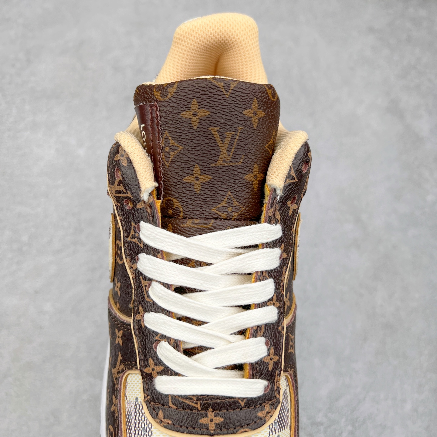 图片[5]-＃福利特价 Louis Vuitton x NK Air Force 1 联名款 空军一号低帮休闲运动板鞋 毫无疑问 今年的鞋王非 LV x Air Force1 莫属 LV 的强强联名 再加上是 Virgil Abloh 联名鞋款的绝唱系列 让鞋头们又多了一个不得不买的理由 苏富比在官方 ins 账号上发布了 LV x Nike Air Force 1 第一波发售信息，会以线上拍卖的形式在苏富比网站上进行发售 限量200双 尺码从 US5到 US18 每双鞋的起拍价为2,000美元 预估价在5,000-15,000美元 拍卖所得收益将全数捐赠给 Virgil Abloh 创立的「Post-Modern」奖学金基金 拍卖时间从1月26日进行到2月8日 发售的第一双是最具代表性的小牛皮 LV 老花款式 它集合了 LV 与 Virgil 最经典的设计 鞋身拼接了 LV 两大经典 monogram 印花和 damier 棋盘格元素 侧面、鞋带上的“AIR”“LACET”字样是 Virgil 的招牌设计 白色中底搭配 LV 经典棕色 尽显奢华魅力 此次拍卖还会附带特别版皮质鞋盒 通体一身的橘色鞋盒印满了 LV monogram 老花 顶部搭配了白色锁扣以及 Swoosh 吊饰 日常还可以当作旅行箱使用 尺码：36 36.5 37.5 38 38.5 39 40 40.5 41 42 42.5 43 44 44.5 45-选品中心
