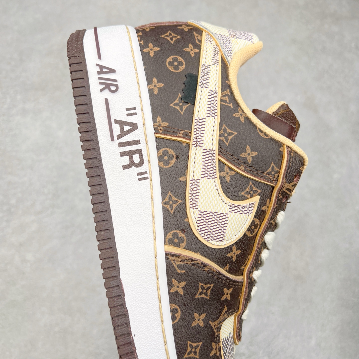 图片[6]-＃福利特价 Louis Vuitton x NK Air Force 1 联名款 空军一号低帮休闲运动板鞋 毫无疑问 今年的鞋王非 LV x Air Force1 莫属 LV 的强强联名 再加上是 Virgil Abloh 联名鞋款的绝唱系列 让鞋头们又多了一个不得不买的理由 苏富比在官方 ins 账号上发布了 LV x Nike Air Force 1 第一波发售信息，会以线上拍卖的形式在苏富比网站上进行发售 限量200双 尺码从 US5到 US18 每双鞋的起拍价为2,000美元 预估价在5,000-15,000美元 拍卖所得收益将全数捐赠给 Virgil Abloh 创立的「Post-Modern」奖学金基金 拍卖时间从1月26日进行到2月8日 发售的第一双是最具代表性的小牛皮 LV 老花款式 它集合了 LV 与 Virgil 最经典的设计 鞋身拼接了 LV 两大经典 monogram 印花和 damier 棋盘格元素 侧面、鞋带上的“AIR”“LACET”字样是 Virgil 的招牌设计 白色中底搭配 LV 经典棕色 尽显奢华魅力 此次拍卖还会附带特别版皮质鞋盒 通体一身的橘色鞋盒印满了 LV monogram 老花 顶部搭配了白色锁扣以及 Swoosh 吊饰 日常还可以当作旅行箱使用 尺码：36 36.5 37.5 38 38.5 39 40 40.5 41 42 42.5 43 44 44.5 45-选品中心