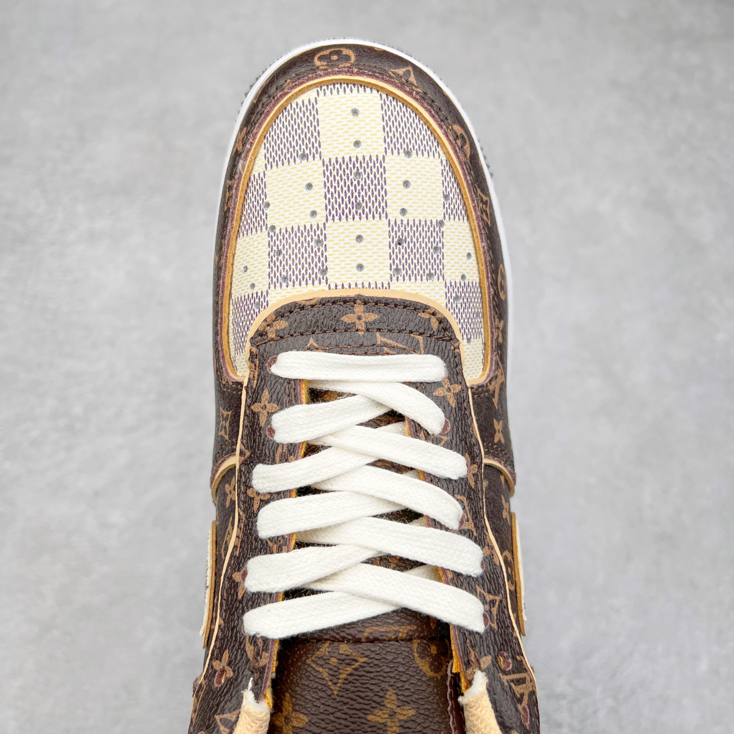 图片[4]-＃福利特价 Louis Vuitton x NK Air Force 1 联名款 空军一号低帮休闲运动板鞋 毫无疑问 今年的鞋王非 LV x Air Force1 莫属 LV 的强强联名 再加上是 Virgil Abloh 联名鞋款的绝唱系列 让鞋头们又多了一个不得不买的理由 苏富比在官方 ins 账号上发布了 LV x Nike Air Force 1 第一波发售信息，会以线上拍卖的形式在苏富比网站上进行发售 限量200双 尺码从 US5到 US18 每双鞋的起拍价为2,000美元 预估价在5,000-15,000美元 拍卖所得收益将全数捐赠给 Virgil Abloh 创立的「Post-Modern」奖学金基金 拍卖时间从1月26日进行到2月8日 发售的第一双是最具代表性的小牛皮 LV 老花款式 它集合了 LV 与 Virgil 最经典的设计 鞋身拼接了 LV 两大经典 monogram 印花和 damier 棋盘格元素 侧面、鞋带上的“AIR”“LACET”字样是 Virgil 的招牌设计 白色中底搭配 LV 经典棕色 尽显奢华魅力 此次拍卖还会附带特别版皮质鞋盒 通体一身的橘色鞋盒印满了 LV monogram 老花 顶部搭配了白色锁扣以及 Swoosh 吊饰 日常还可以当作旅行箱使用 尺码：36 36.5 37.5 38 38.5 39 40 40.5 41 42 42.5 43 44 44.5 45-选品中心