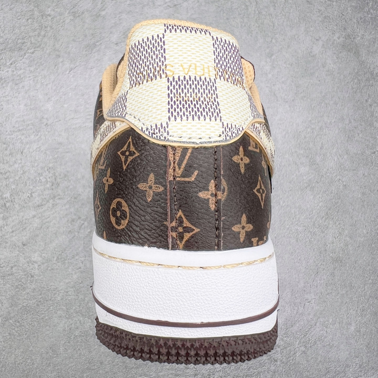 图片[8]-＃福利特价 Louis Vuitton x NK Air Force 1 联名款 空军一号低帮休闲运动板鞋 毫无疑问 今年的鞋王非 LV x Air Force1 莫属 LV 的强强联名 再加上是 Virgil Abloh 联名鞋款的绝唱系列 让鞋头们又多了一个不得不买的理由 苏富比在官方 ins 账号上发布了 LV x Nike Air Force 1 第一波发售信息，会以线上拍卖的形式在苏富比网站上进行发售 限量200双 尺码从 US5到 US18 每双鞋的起拍价为2,000美元 预估价在5,000-15,000美元 拍卖所得收益将全数捐赠给 Virgil Abloh 创立的「Post-Modern」奖学金基金 拍卖时间从1月26日进行到2月8日 发售的第一双是最具代表性的小牛皮 LV 老花款式 它集合了 LV 与 Virgil 最经典的设计 鞋身拼接了 LV 两大经典 monogram 印花和 damier 棋盘格元素 侧面、鞋带上的“AIR”“LACET”字样是 Virgil 的招牌设计 白色中底搭配 LV 经典棕色 尽显奢华魅力 此次拍卖还会附带特别版皮质鞋盒 通体一身的橘色鞋盒印满了 LV monogram 老花 顶部搭配了白色锁扣以及 Swoosh 吊饰 日常还可以当作旅行箱使用 尺码：36 36.5 37.5 38 38.5 39 40 40.5 41 42 42.5 43 44 44.5 45-选品中心