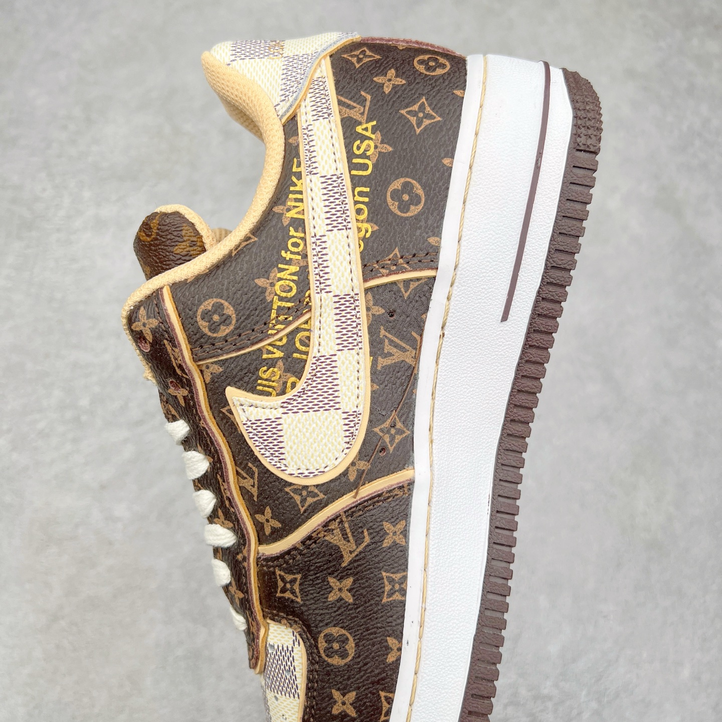 图片[7]-＃福利特价 Louis Vuitton x NK Air Force 1 联名款 空军一号低帮休闲运动板鞋 毫无疑问 今年的鞋王非 LV x Air Force1 莫属 LV 的强强联名 再加上是 Virgil Abloh 联名鞋款的绝唱系列 让鞋头们又多了一个不得不买的理由 苏富比在官方 ins 账号上发布了 LV x Nike Air Force 1 第一波发售信息，会以线上拍卖的形式在苏富比网站上进行发售 限量200双 尺码从 US5到 US18 每双鞋的起拍价为2,000美元 预估价在5,000-15,000美元 拍卖所得收益将全数捐赠给 Virgil Abloh 创立的「Post-Modern」奖学金基金 拍卖时间从1月26日进行到2月8日 发售的第一双是最具代表性的小牛皮 LV 老花款式 它集合了 LV 与 Virgil 最经典的设计 鞋身拼接了 LV 两大经典 monogram 印花和 damier 棋盘格元素 侧面、鞋带上的“AIR”“LACET”字样是 Virgil 的招牌设计 白色中底搭配 LV 经典棕色 尽显奢华魅力 此次拍卖还会附带特别版皮质鞋盒 通体一身的橘色鞋盒印满了 LV monogram 老花 顶部搭配了白色锁扣以及 Swoosh 吊饰 日常还可以当作旅行箱使用 尺码：36 36.5 37.5 38 38.5 39 40 40.5 41 42 42.5 43 44 44.5 45-选品中心