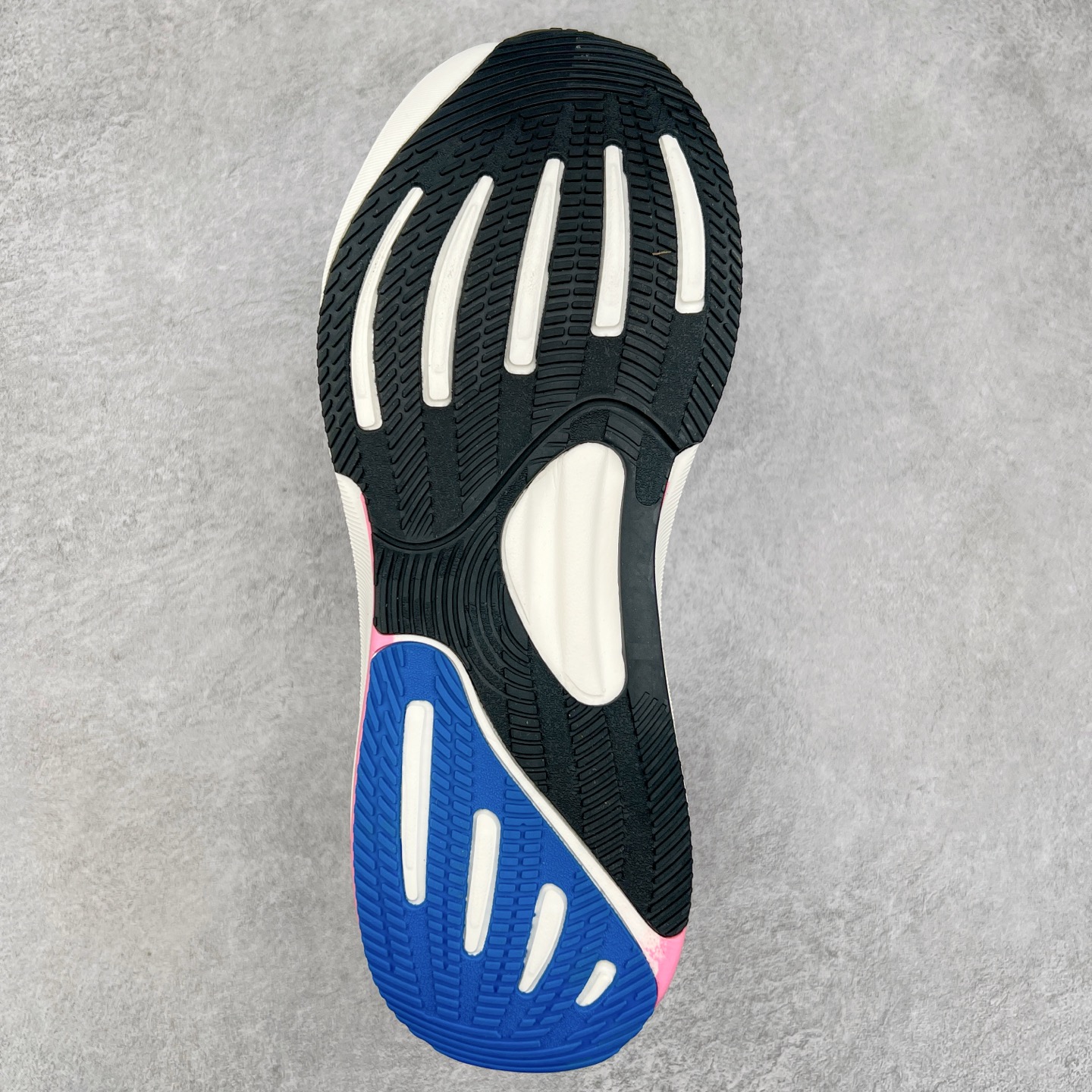 图片[9]-AD Supernova Rise 阿迪全新休闲轻跑鞋 款鞋采用了Dreamstrike+ 中底 将缓冲材质与柔软的织物相结合 以最大限度地减少刺激性摩擦和慢跑后水泡的可能性 在美学方面 Supernova Rise 从自然和生物中汲取灵感 如深色底色和半绿色细节 尺码：36 36.5 37.5 38 38.5 39 40 40.5 41 42 42.5 43 44 44.5 45-选品中心