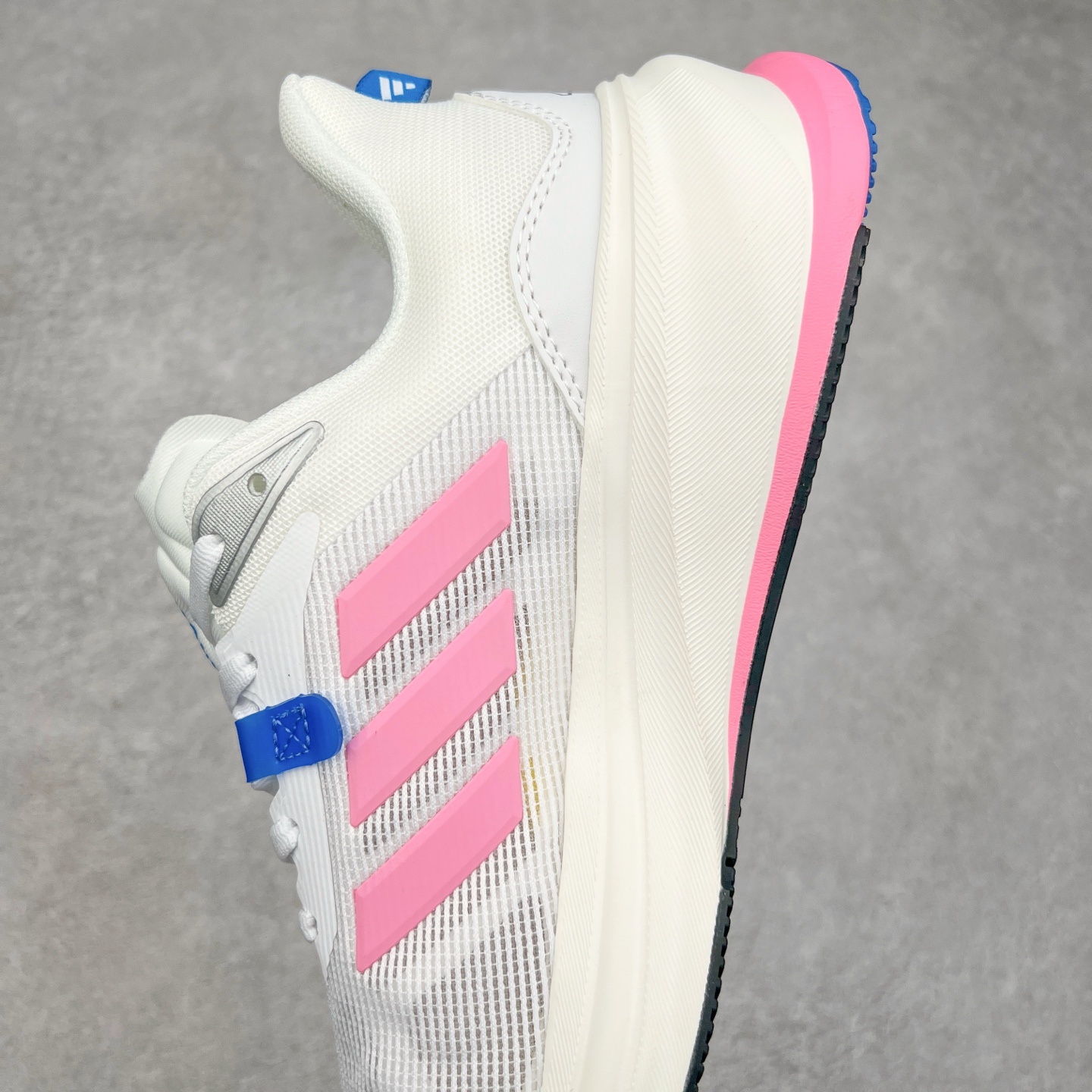 图片[7]-AD Supernova Rise 阿迪全新休闲轻跑鞋 款鞋采用了Dreamstrike+ 中底 将缓冲材质与柔软的织物相结合 以最大限度地减少刺激性摩擦和慢跑后水泡的可能性 在美学方面 Supernova Rise 从自然和生物中汲取灵感 如深色底色和半绿色细节 尺码：36 36.5 37.5 38 38.5 39 40 40.5 41 42 42.5 43 44 44.5 45-选品中心