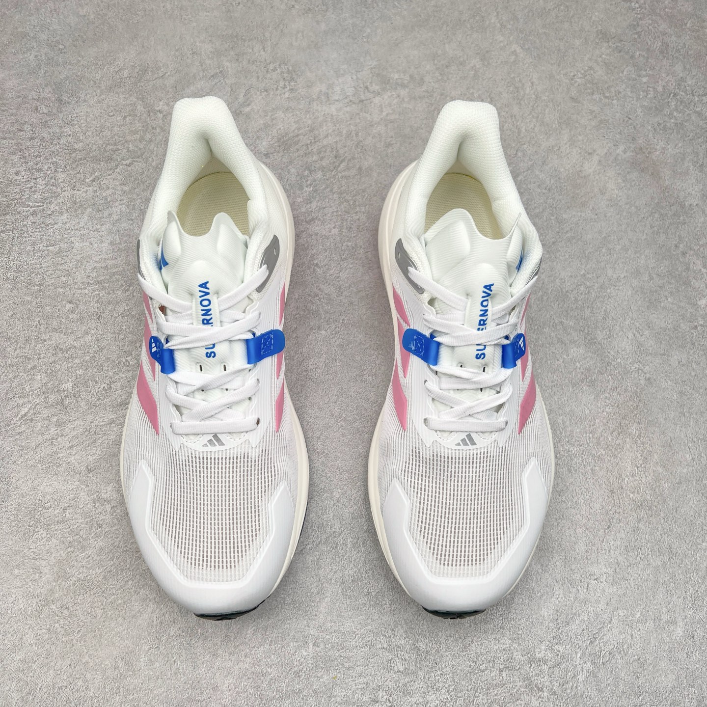 图片[2]-AD Supernova Rise 阿迪全新休闲轻跑鞋 款鞋采用了Dreamstrike+ 中底 将缓冲材质与柔软的织物相结合 以最大限度地减少刺激性摩擦和慢跑后水泡的可能性 在美学方面 Supernova Rise 从自然和生物中汲取灵感 如深色底色和半绿色细节 尺码：36 36.5 37.5 38 38.5 39 40 40.5 41 42 42.5 43 44 44.5 45-选品中心