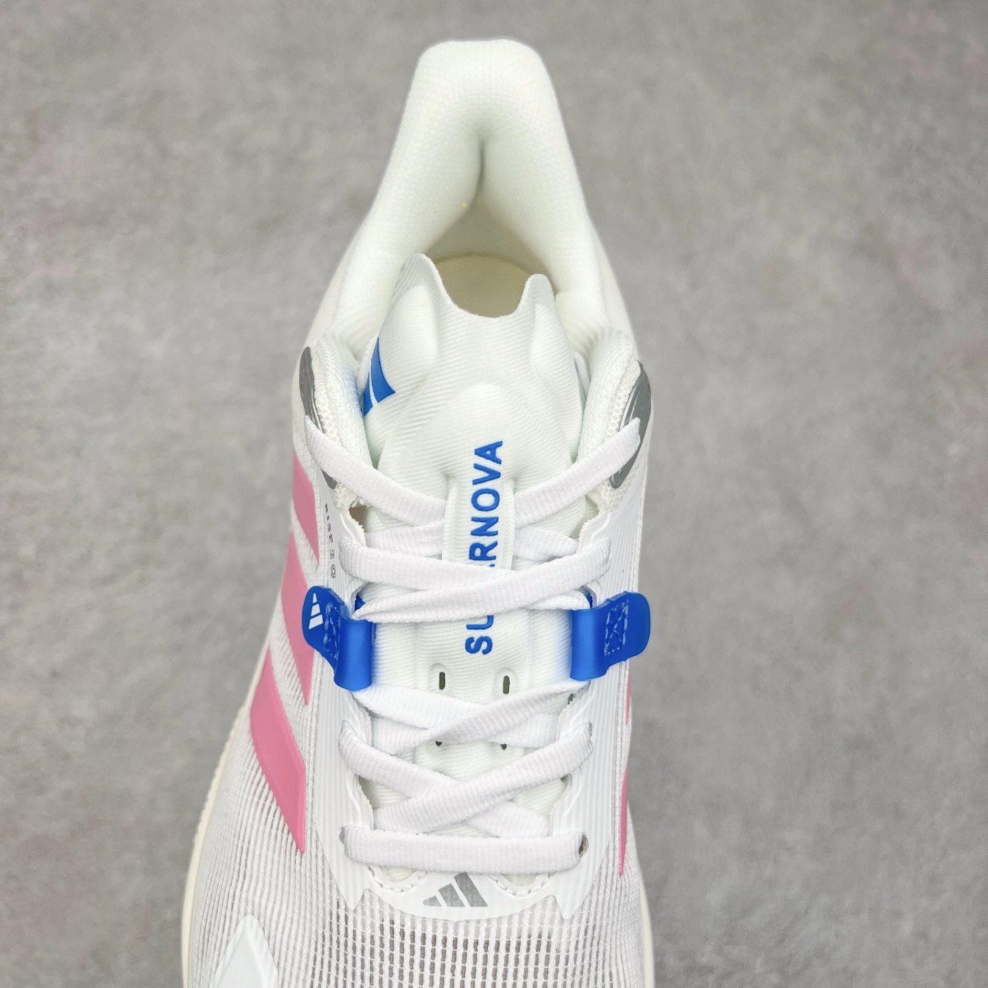 图片[5]-AD Supernova Rise 阿迪全新休闲轻跑鞋 款鞋采用了Dreamstrike+ 中底 将缓冲材质与柔软的织物相结合 以最大限度地减少刺激性摩擦和慢跑后水泡的可能性 在美学方面 Supernova Rise 从自然和生物中汲取灵感 如深色底色和半绿色细节 尺码：36 36.5 37.5 38 38.5 39 40 40.5 41 42 42.5 43 44 44.5 45-选品中心