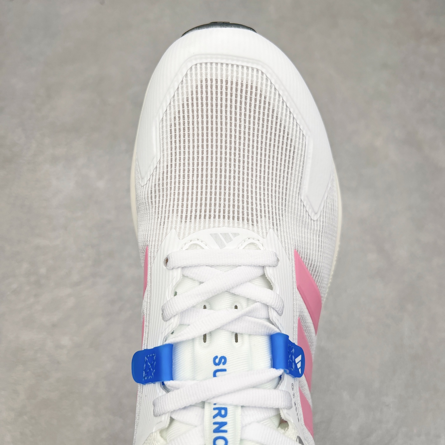 图片[4]-AD Supernova Rise 阿迪全新休闲轻跑鞋 款鞋采用了Dreamstrike+ 中底 将缓冲材质与柔软的织物相结合 以最大限度地减少刺激性摩擦和慢跑后水泡的可能性 在美学方面 Supernova Rise 从自然和生物中汲取灵感 如深色底色和半绿色细节 尺码：36 36.5 37.5 38 38.5 39 40 40.5 41 42 42.5 43 44 44.5 45-选品中心