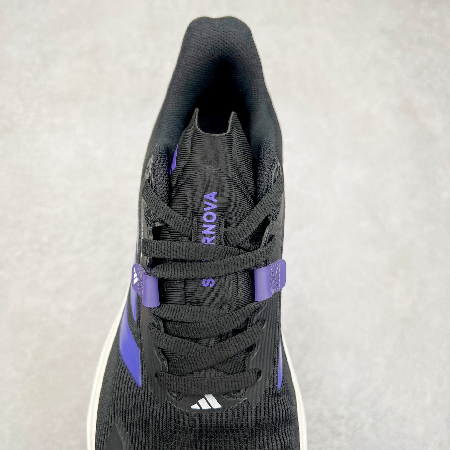 图片[5]-AD Supernova Rise 阿迪全新休闲轻跑鞋 款鞋采用了Dreamstrike+ 中底 将缓冲材质与柔软的织物相结合 以最大限度地减少刺激性摩擦和慢跑后水泡的可能性 在美学方面 Supernova Rise 从自然和生物中汲取灵感 如深色底色和半绿色细节 尺码：36 36.5 37.5 38 38.5 39 40 40.5 41 42 42.5 43 44 44.5 45-选品中心