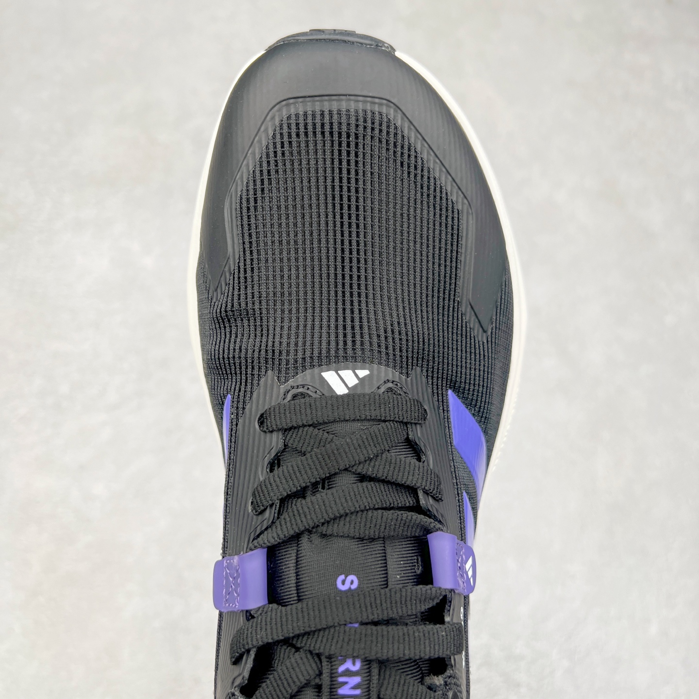 图片[4]-AD Supernova Rise 阿迪全新休闲轻跑鞋 款鞋采用了Dreamstrike+ 中底 将缓冲材质与柔软的织物相结合 以最大限度地减少刺激性摩擦和慢跑后水泡的可能性 在美学方面 Supernova Rise 从自然和生物中汲取灵感 如深色底色和半绿色细节 尺码：36 36.5 37.5 38 38.5 39 40 40.5 41 42 42.5 43 44 44.5 45-选品中心