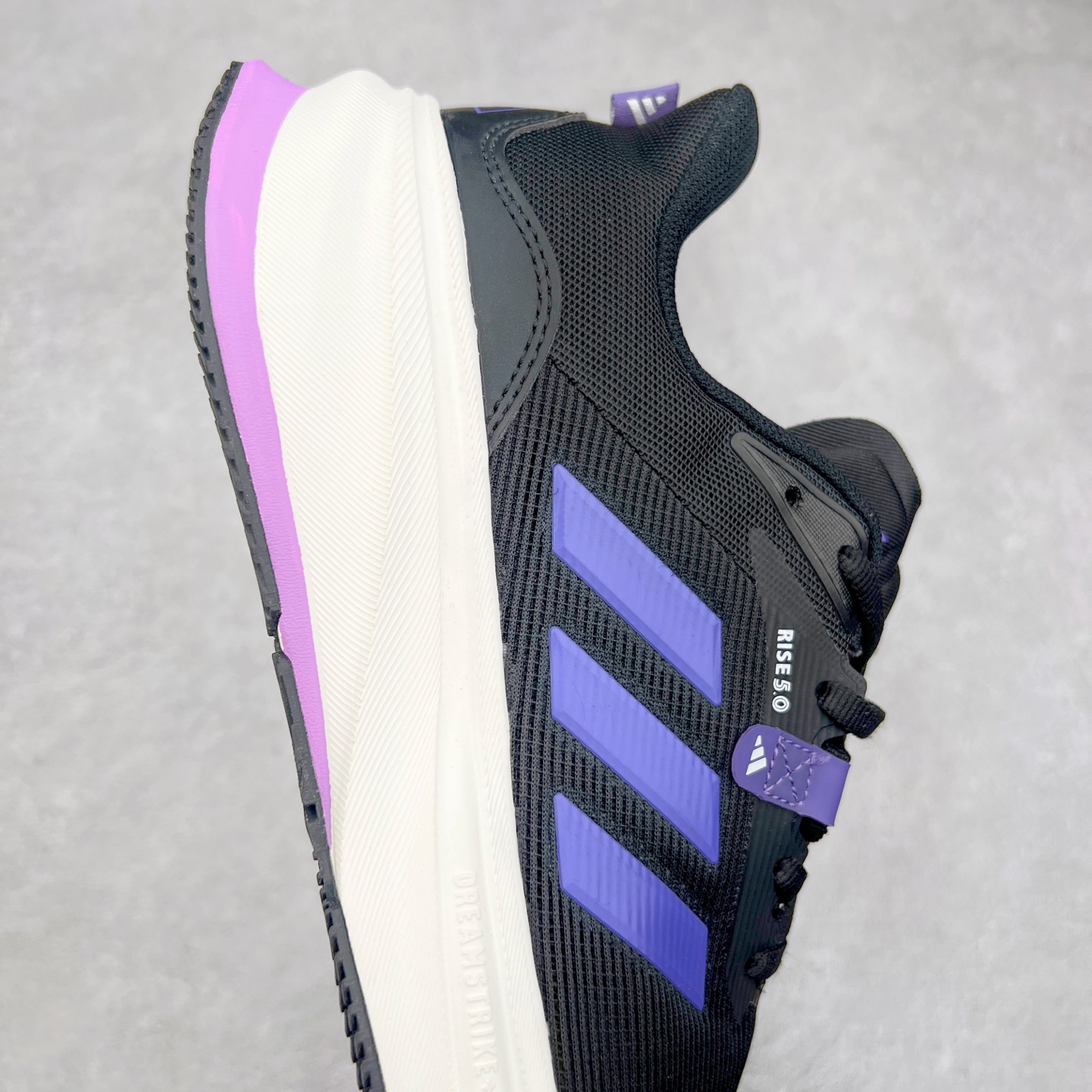 图片[6]-AD Supernova Rise 阿迪全新休闲轻跑鞋 款鞋采用了Dreamstrike+ 中底 将缓冲材质与柔软的织物相结合 以最大限度地减少刺激性摩擦和慢跑后水泡的可能性 在美学方面 Supernova Rise 从自然和生物中汲取灵感 如深色底色和半绿色细节 尺码：36 36.5 37.5 38 38.5 39 40 40.5 41 42 42.5 43 44 44.5 45-选品中心