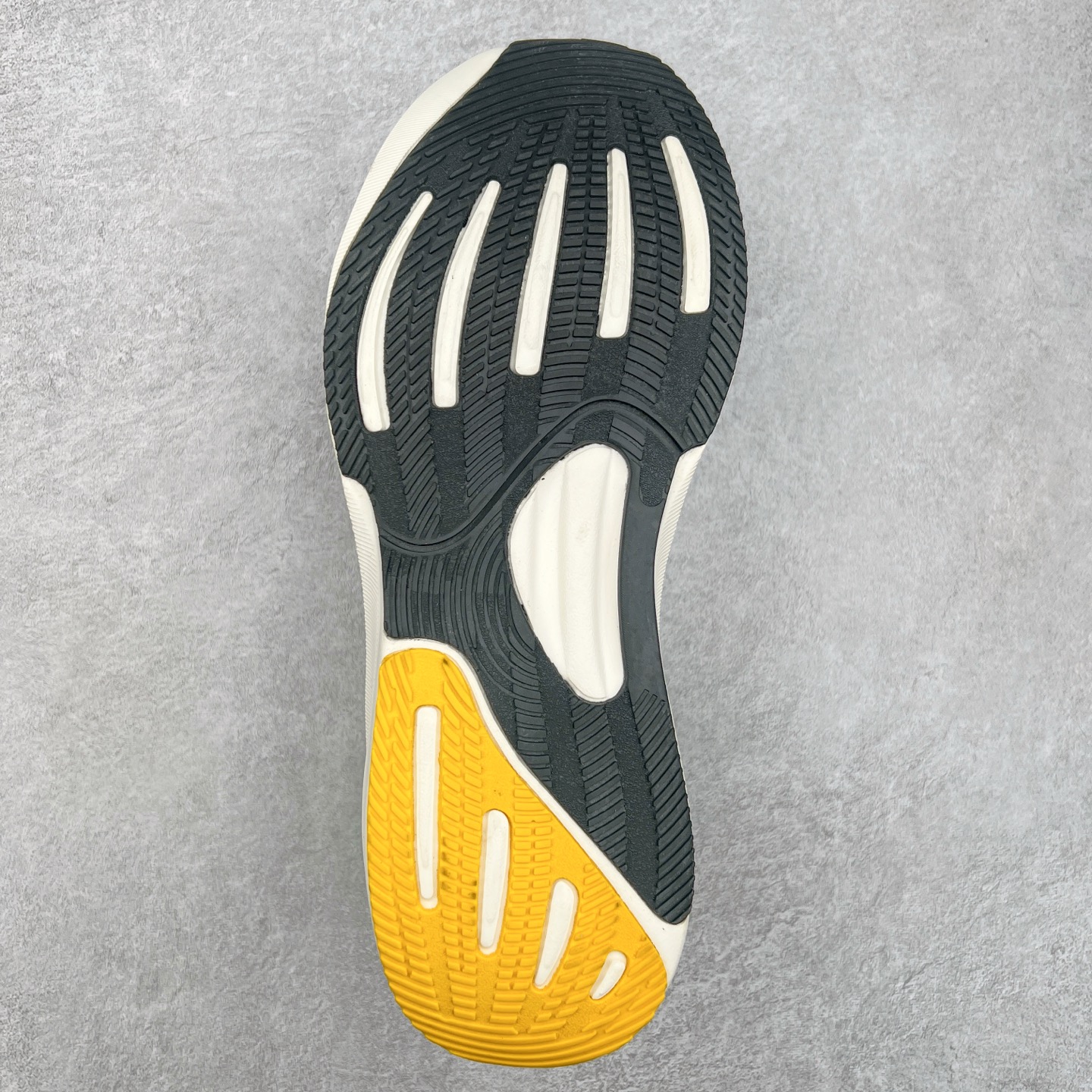 图片[9]-AD Supernova Rise 阿迪全新休闲轻跑鞋 款鞋采用了Dreamstrike+ 中底 将缓冲材质与柔软的织物相结合 以最大限度地减少刺激性摩擦和慢跑后水泡的可能性 在美学方面 Supernova Rise 从自然和生物中汲取灵感 如深色底色和半绿色细节 尺码：36 36.5 37.5 38 38.5 39 40 40.5 41 42 42.5 43 44 44.5 45-选品中心