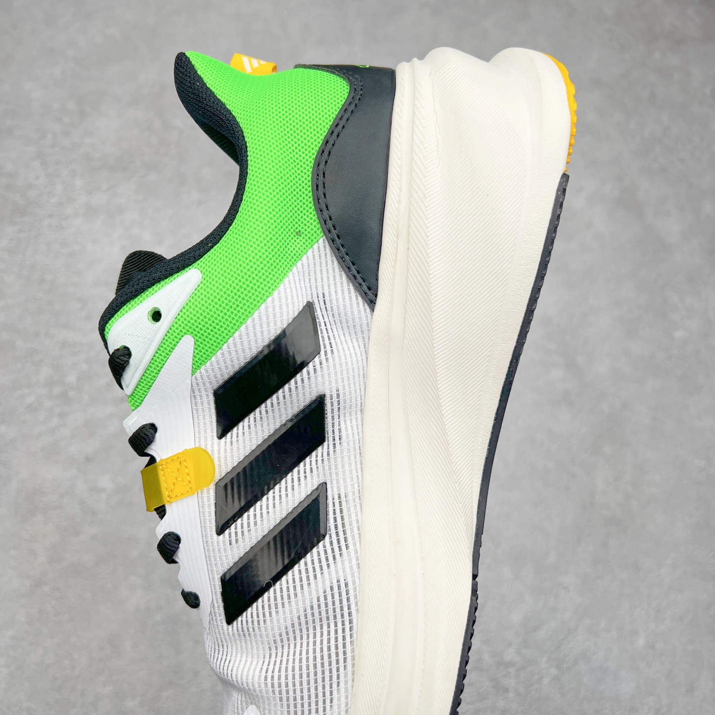 图片[7]-AD Supernova Rise 阿迪全新休闲轻跑鞋 款鞋采用了Dreamstrike+ 中底 将缓冲材质与柔软的织物相结合 以最大限度地减少刺激性摩擦和慢跑后水泡的可能性 在美学方面 Supernova Rise 从自然和生物中汲取灵感 如深色底色和半绿色细节 尺码：36 36.5 37.5 38 38.5 39 40 40.5 41 42 42.5 43 44 44.5 45-选品中心