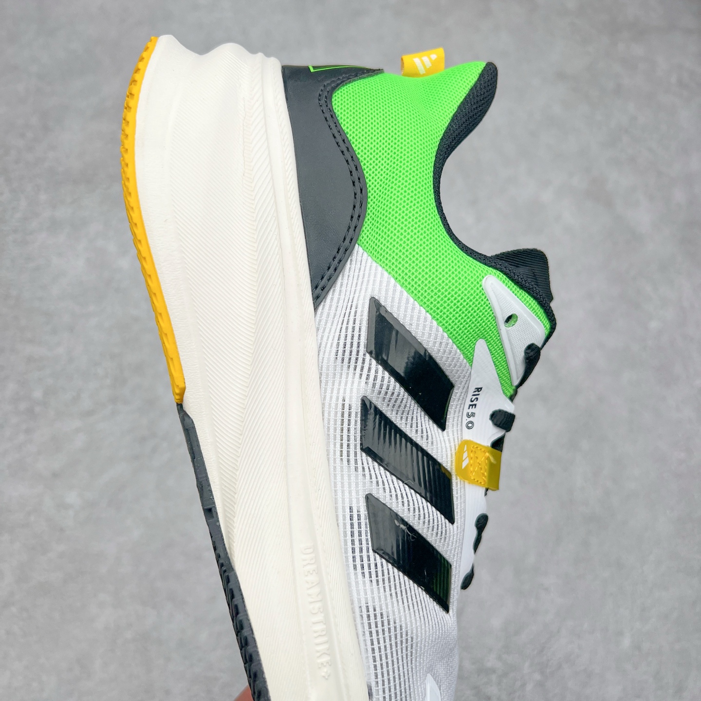 图片[6]-AD Supernova Rise 阿迪全新休闲轻跑鞋 款鞋采用了Dreamstrike+ 中底 将缓冲材质与柔软的织物相结合 以最大限度地减少刺激性摩擦和慢跑后水泡的可能性 在美学方面 Supernova Rise 从自然和生物中汲取灵感 如深色底色和半绿色细节 尺码：36 36.5 37.5 38 38.5 39 40 40.5 41 42 42.5 43 44 44.5 45-选品中心