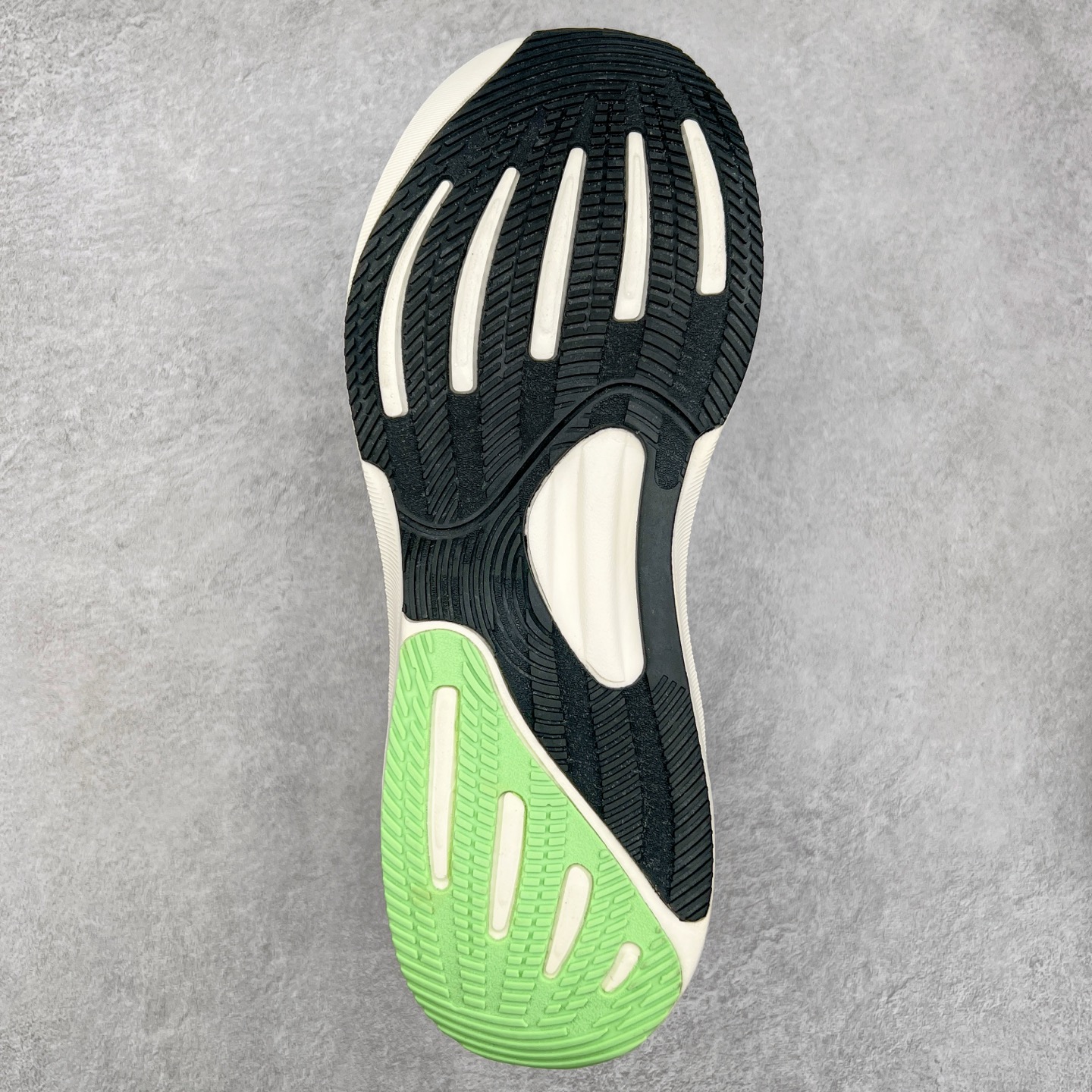 图片[9]-AD Supernova Rise 阿迪全新休闲轻跑鞋 款鞋采用了Dreamstrike+ 中底 将缓冲材质与柔软的织物相结合 以最大限度地减少刺激性摩擦和慢跑后水泡的可能性 在美学方面 Supernova Rise 从自然和生物中汲取灵感 如深色底色和半绿色细节 尺码：36 36.5 37.5 38 38.5 39 40 40.5 41 42 42.5 43 44 44.5 45-选品中心