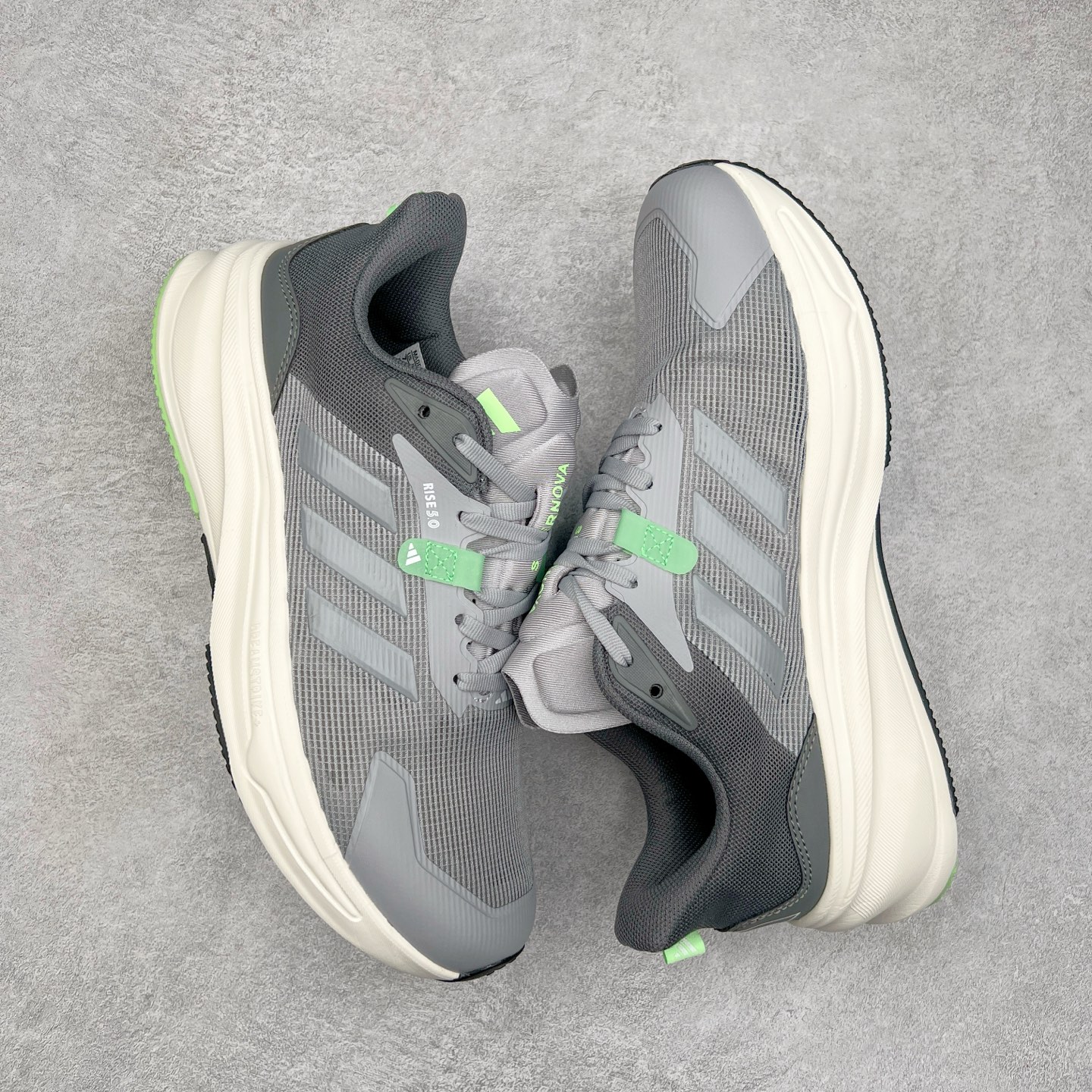 图片[3]-AD Supernova Rise 阿迪全新休闲轻跑鞋 款鞋采用了Dreamstrike+ 中底 将缓冲材质与柔软的织物相结合 以最大限度地减少刺激性摩擦和慢跑后水泡的可能性 在美学方面 Supernova Rise 从自然和生物中汲取灵感 如深色底色和半绿色细节 尺码：36 36.5 37.5 38 38.5 39 40 40.5 41 42 42.5 43 44 44.5 45-选品中心