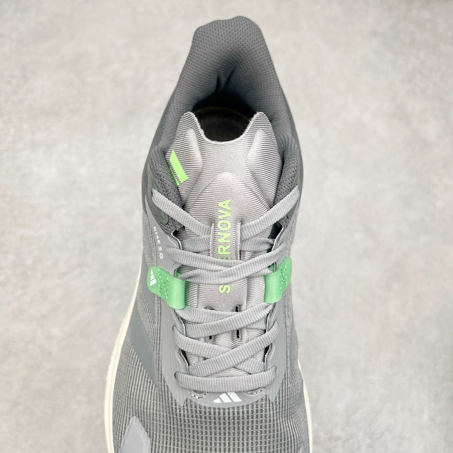 图片[5]-AD Supernova Rise 阿迪全新休闲轻跑鞋 款鞋采用了Dreamstrike+ 中底 将缓冲材质与柔软的织物相结合 以最大限度地减少刺激性摩擦和慢跑后水泡的可能性 在美学方面 Supernova Rise 从自然和生物中汲取灵感 如深色底色和半绿色细节 尺码：36 36.5 37.5 38 38.5 39 40 40.5 41 42 42.5 43 44 44.5 45-选品中心